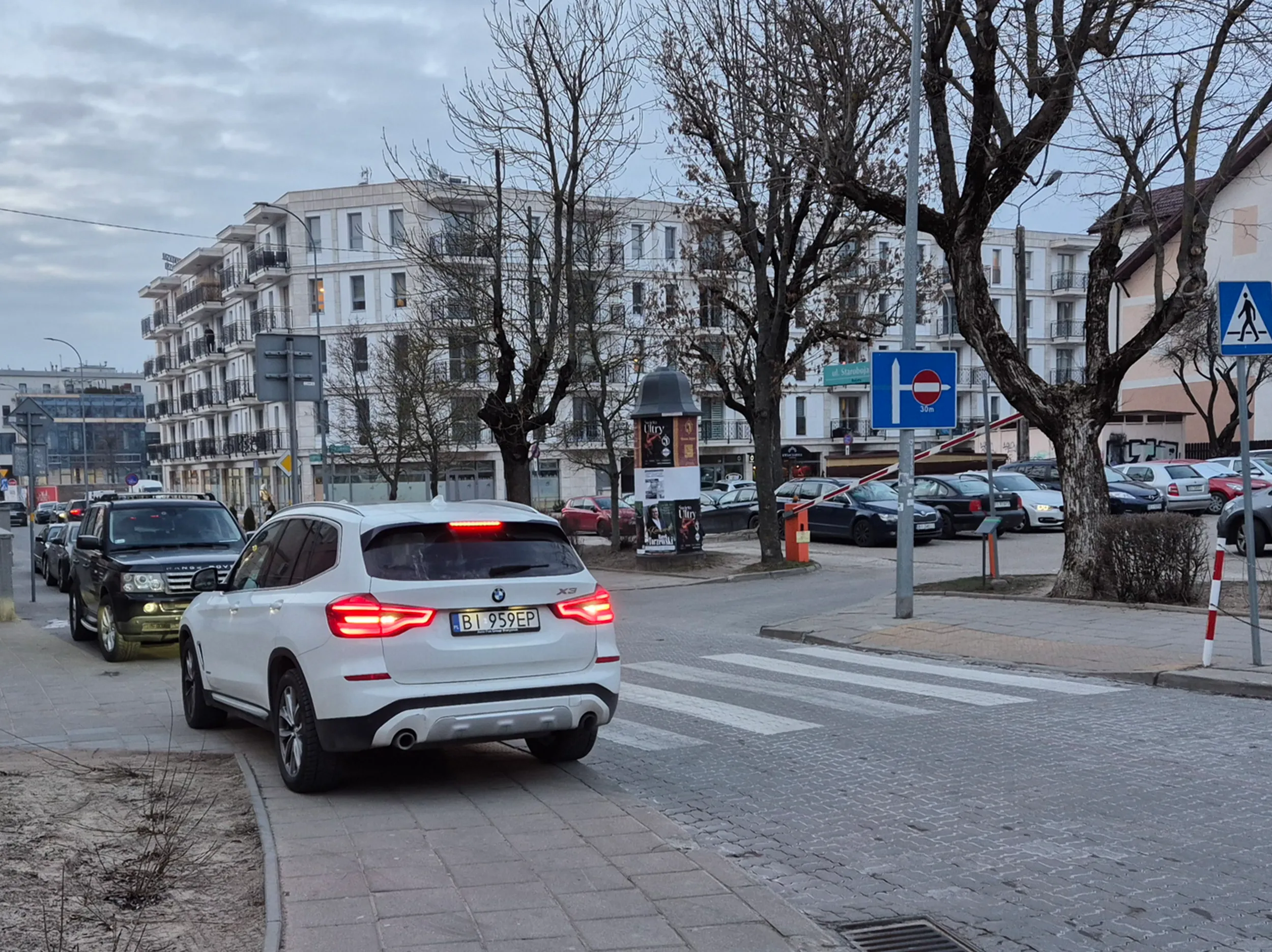 Pani Joanno K., jak beznadziejnym kierowcą trzeba być oraz jak egoistycznym i chamskim człowiekiem żeby zatrzymywać się na chodniku, blokując przejście i znajdujących się w tym czasie na przejściu ludzi i jednocześnie wysadzać z samochodu dziecko prosto na ulicę, na przejście ? z tak prostackim i egoistycznym podejściem do ludzi, samochód jest w pani rękach bronią. ps. sąsiedzi mówią, że to nie jedyny cyrk w pani wykonaniu...