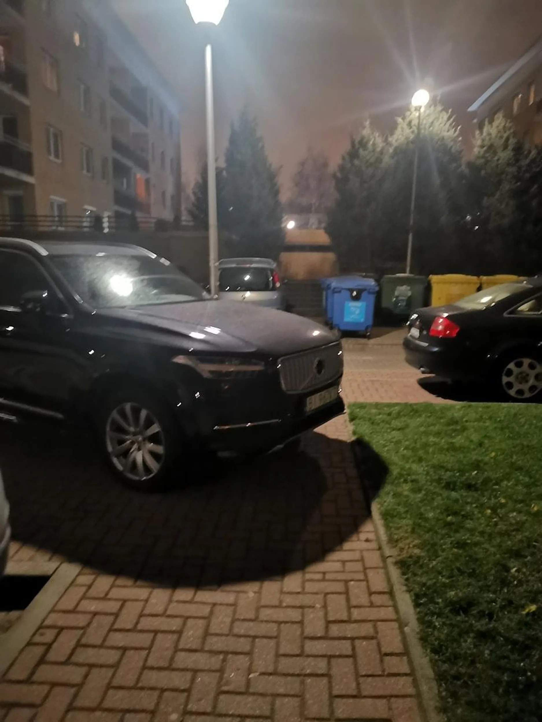 Kierowca notorycznie zastawia chodniki