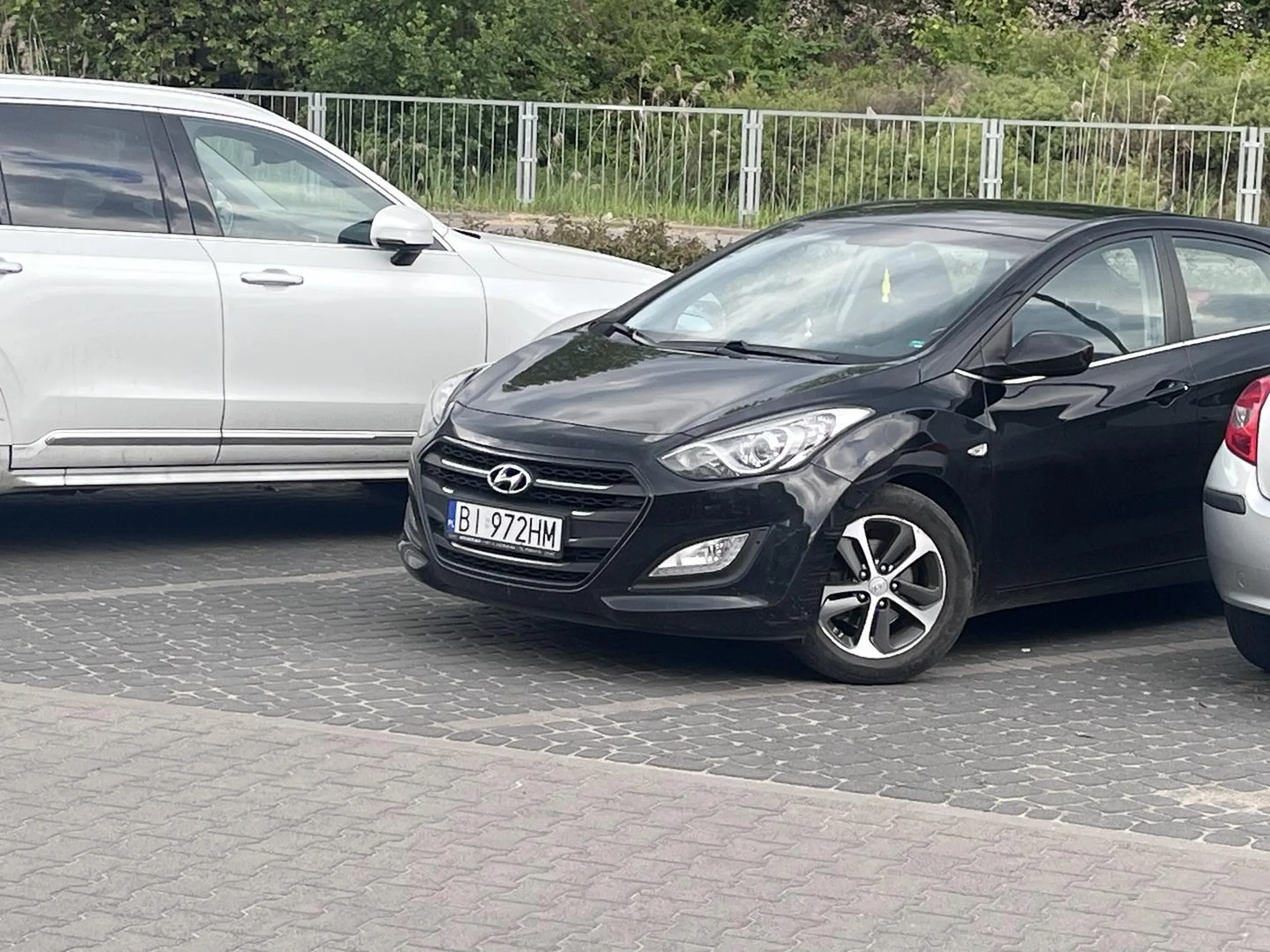 Nie zna się na przepisach (jazda pod prąd), z parkowaniem też kiepsko - kilka minut próbowania i palenia sprzęgła aby stanac w miarę poprawnie w jednokierunkowej. Więcej czasu na studiowanie przepisów, mniej na zakładanie koloratki.