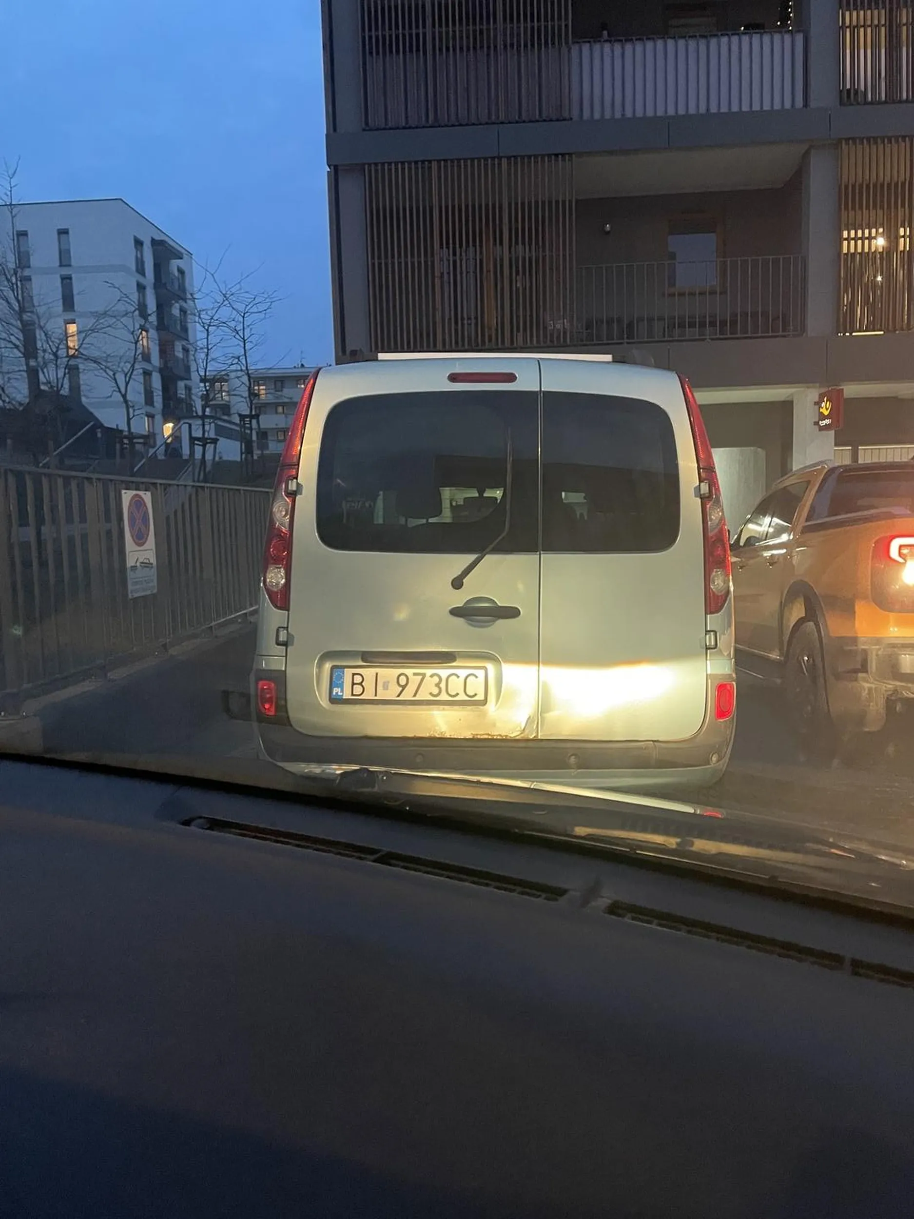 Misio pysio parkuje na wjeździe do parkingu podziemnego ?
