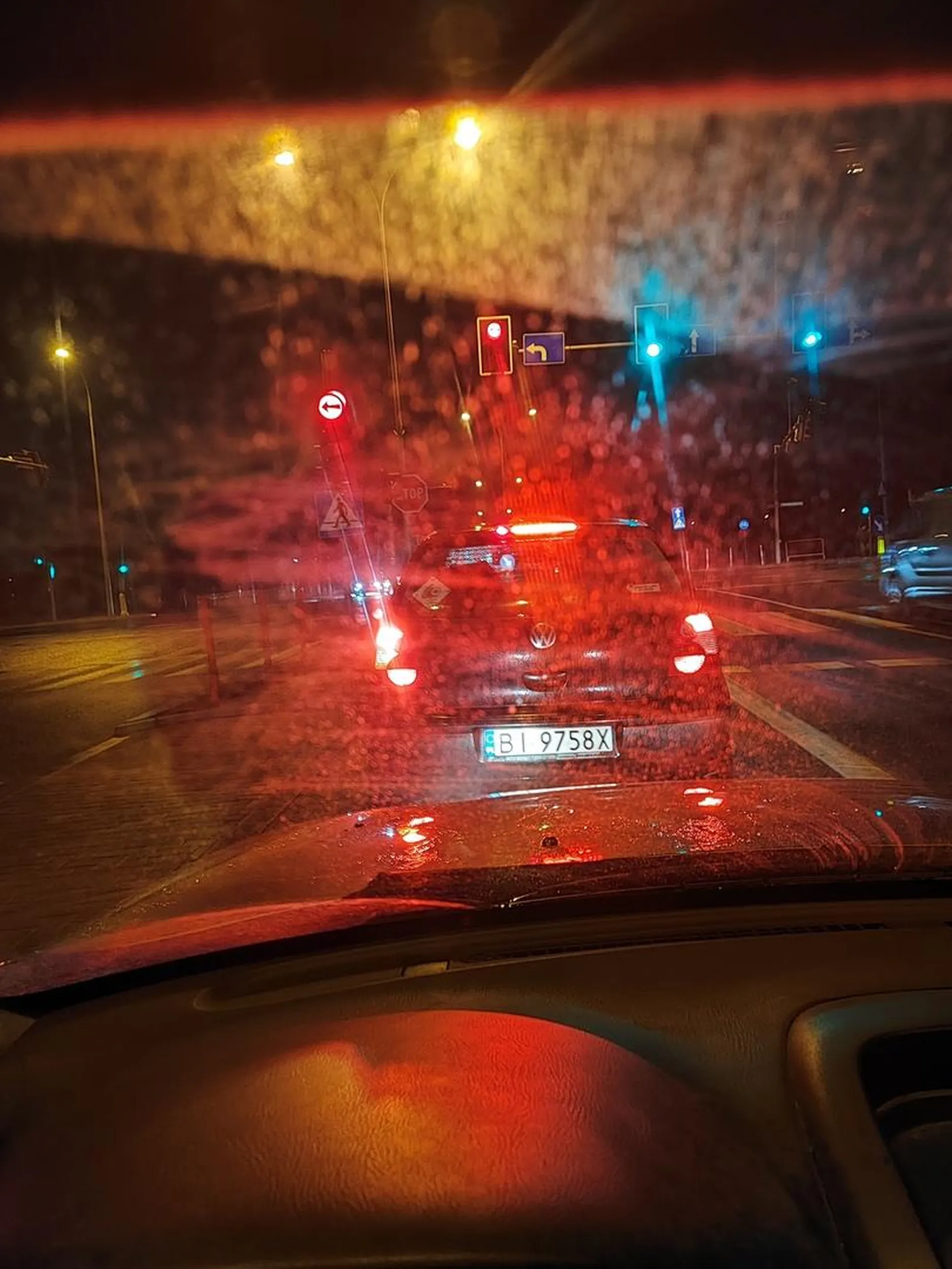 Świeży kierowca z listkiem więc tylko napiszę proszę podjeżdżać pod linie na światłach, masz krótki samochód a ja nie miałem dostatecznie miejsca żeby zawrócić w lewo "I