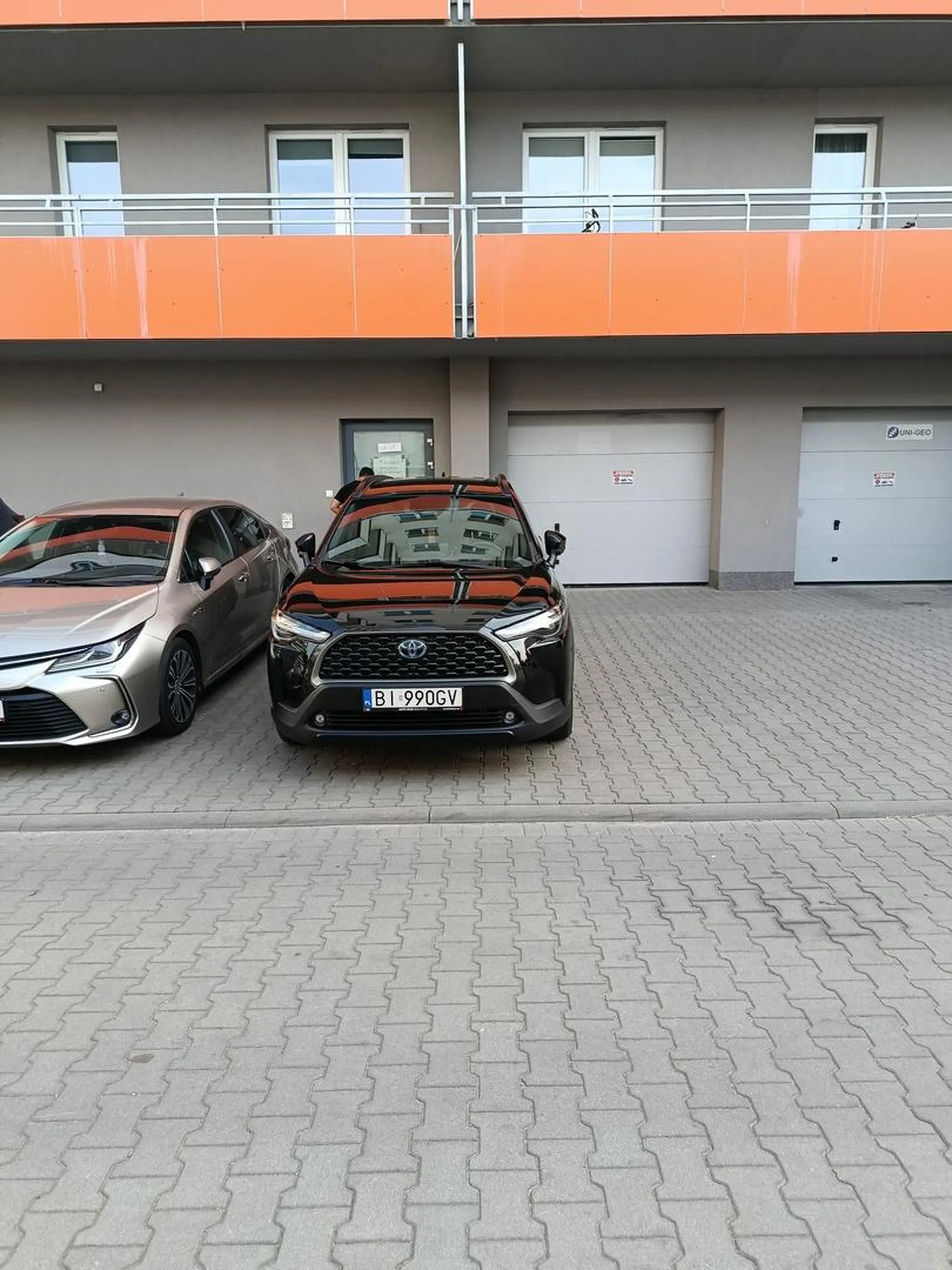 Blokowanie garażu i drzwi wejściowych. Pomimo oznaczeń na drzwiach i na garazu