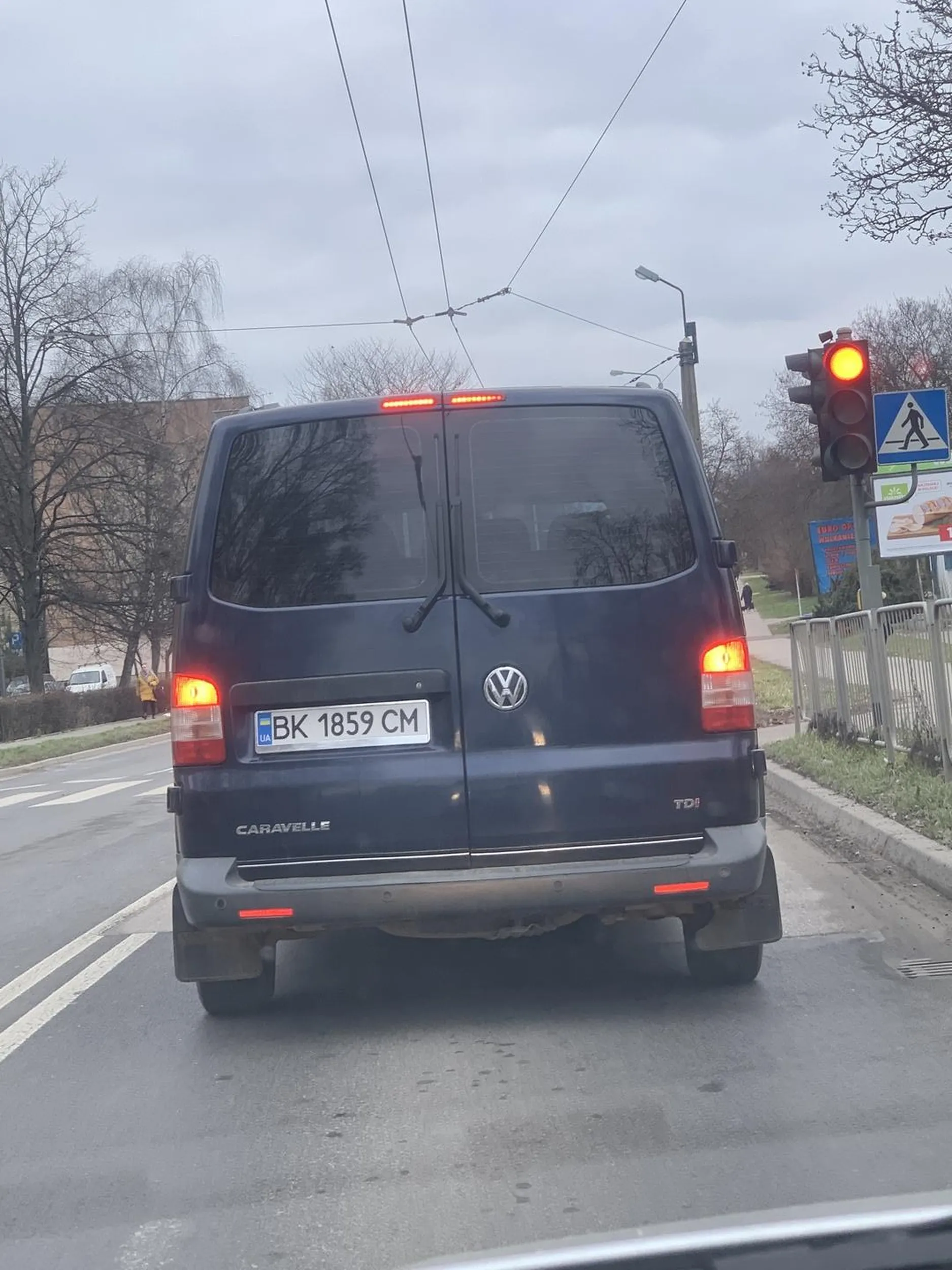 Wymusza a potem ledwo co się wlecze, spowalnia ruch i nagle hamuje bez powodu.