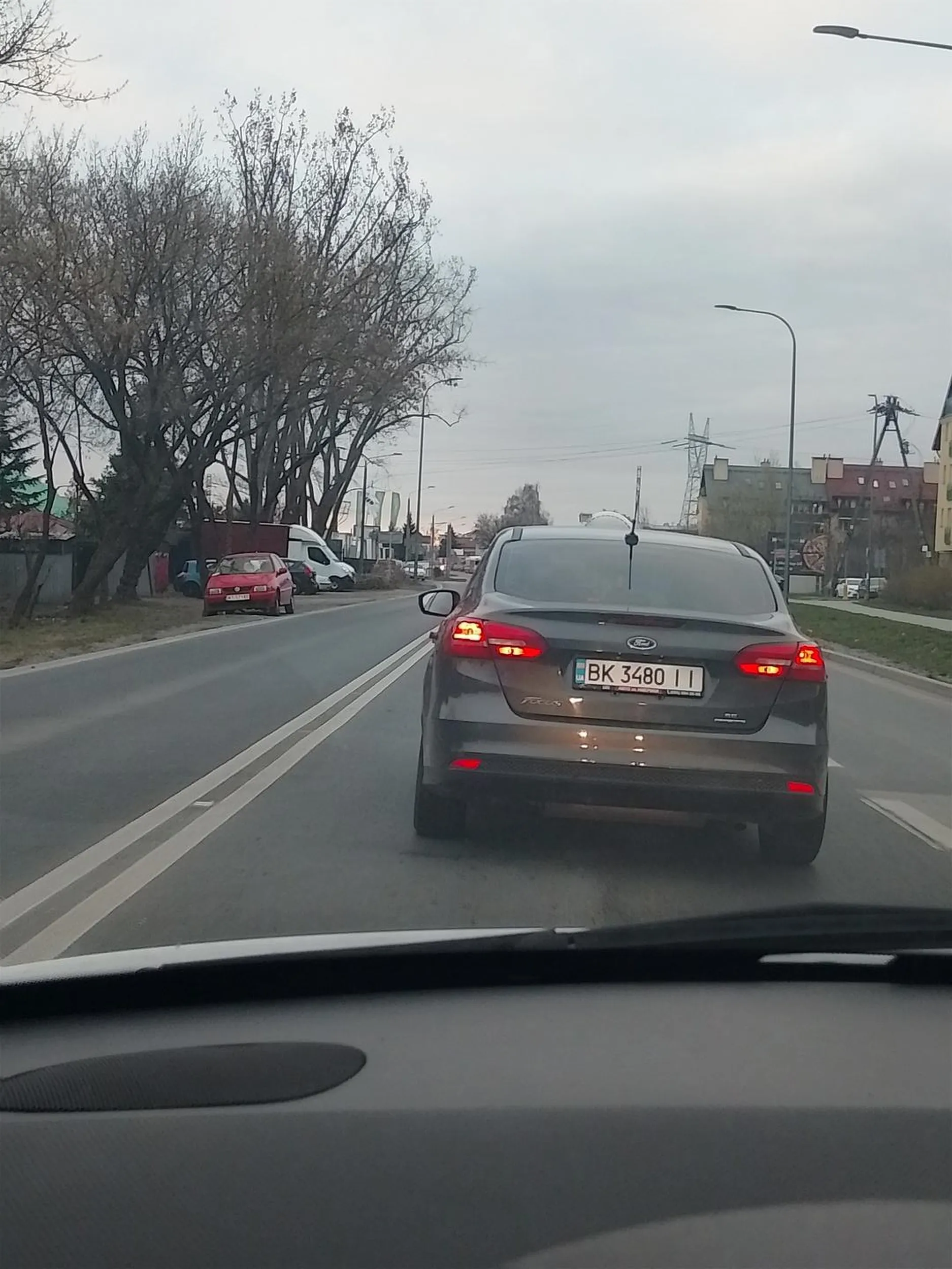 Skurwiel ma własne zasady przekraczania skrzyżowania.