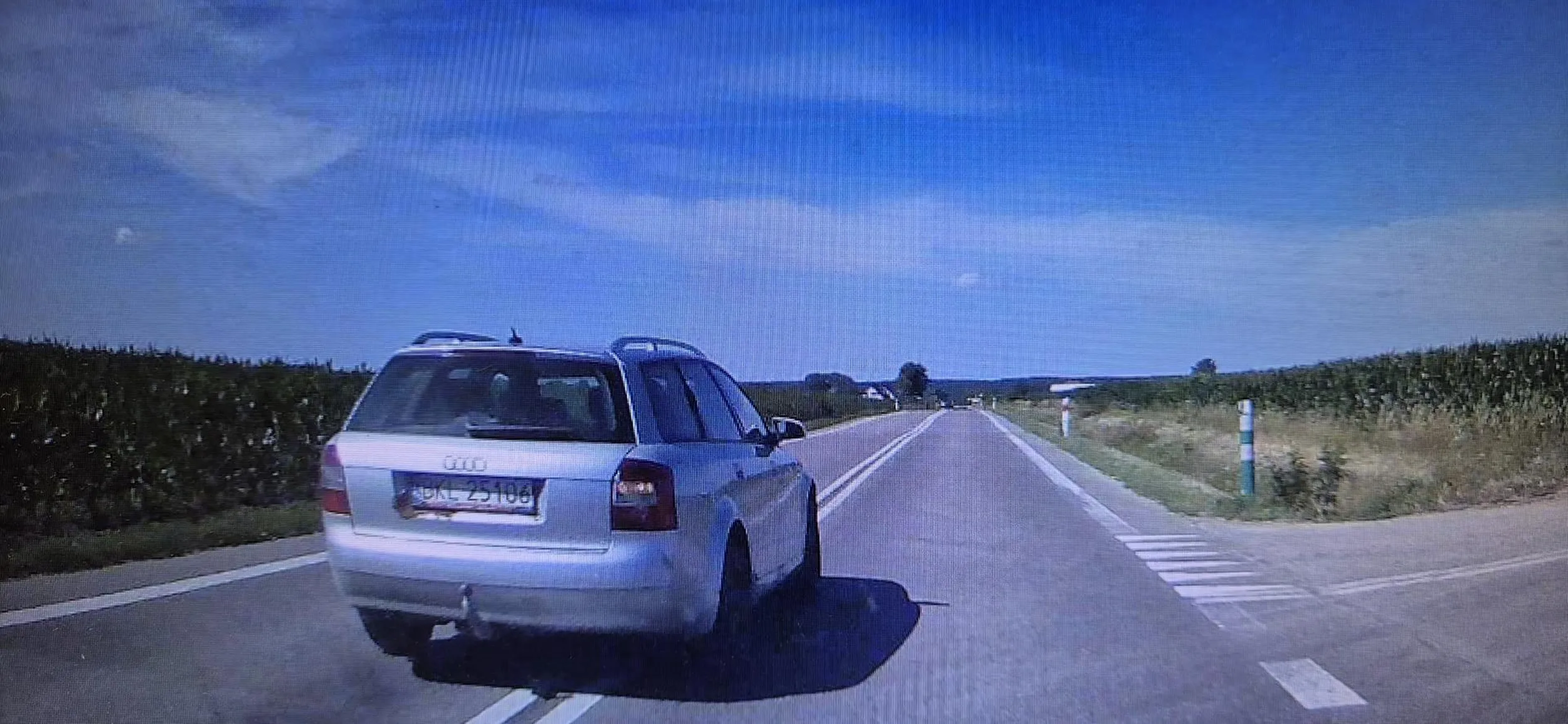 No nie ładnie tak na podwójnej ciągłej i na skrzyżowaniu wyprzedzać, z 15 punktów by sie zebrało za taki manewr.