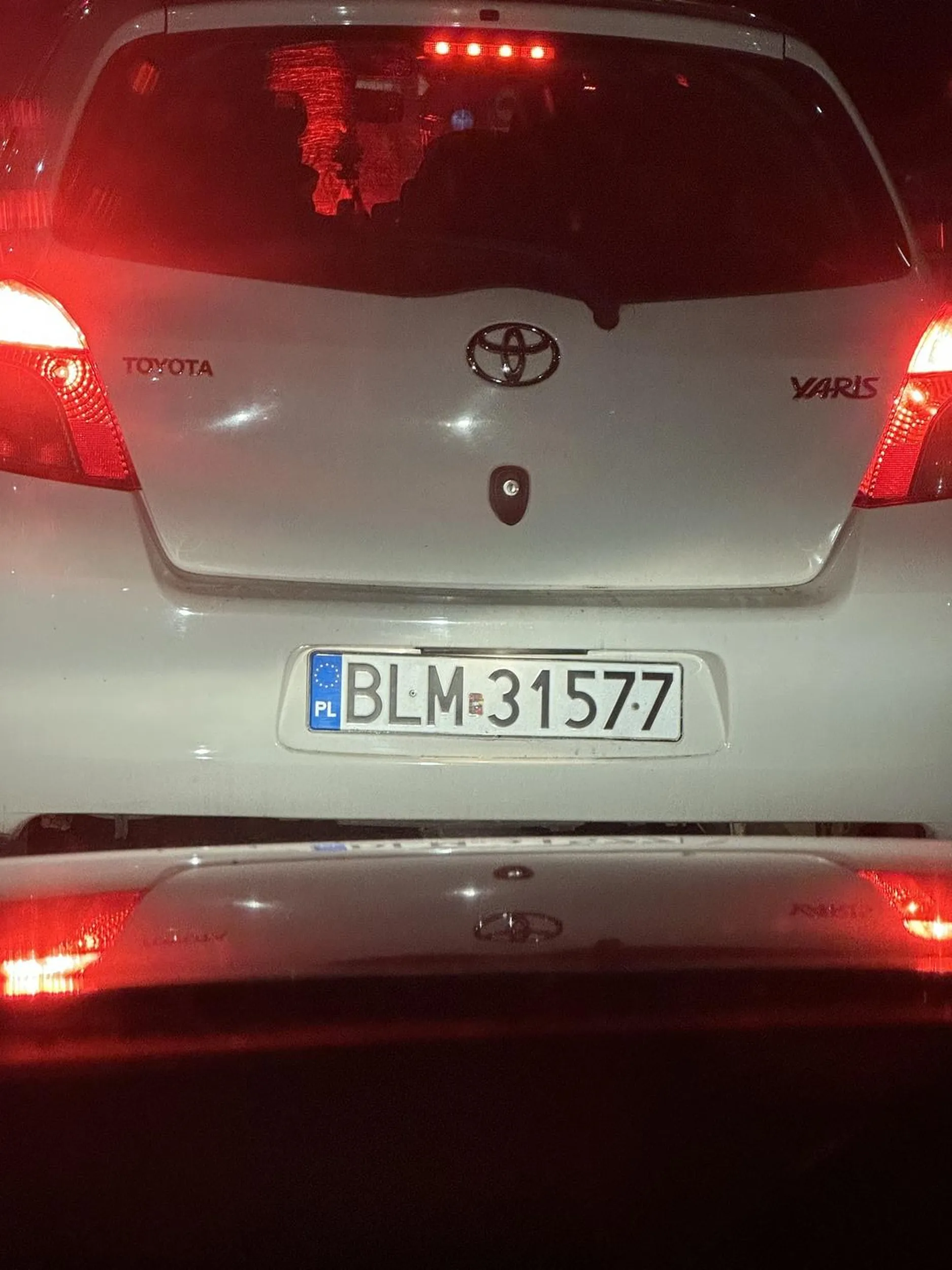 Ewidentnie prawo jazdy robione w Łomży na skrzyżowaniu wymuszenie pierwszeństwa, później zmieniając pas przy rondzie nie używając lusterek zjedzą gdyby nie moje trąbienie mój samochód zostałyby uderzony. Idź na komendę i oddaj prawo jazdy. Nie pozdrawiam naucz się jeździć albo omijaj Ostrołękę