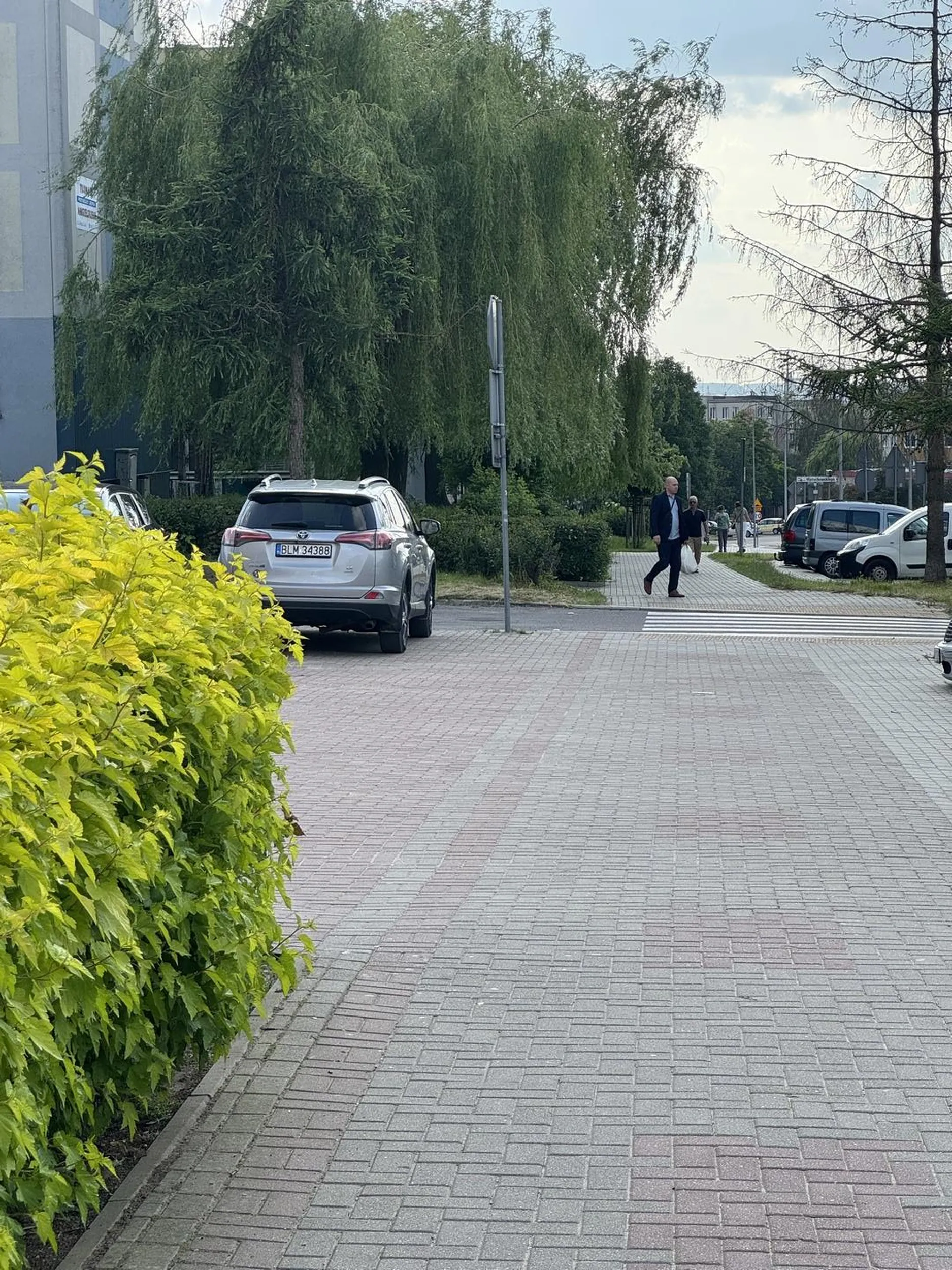 Właściciel łamie przepis zaparkowania min 10 m przed przejściem