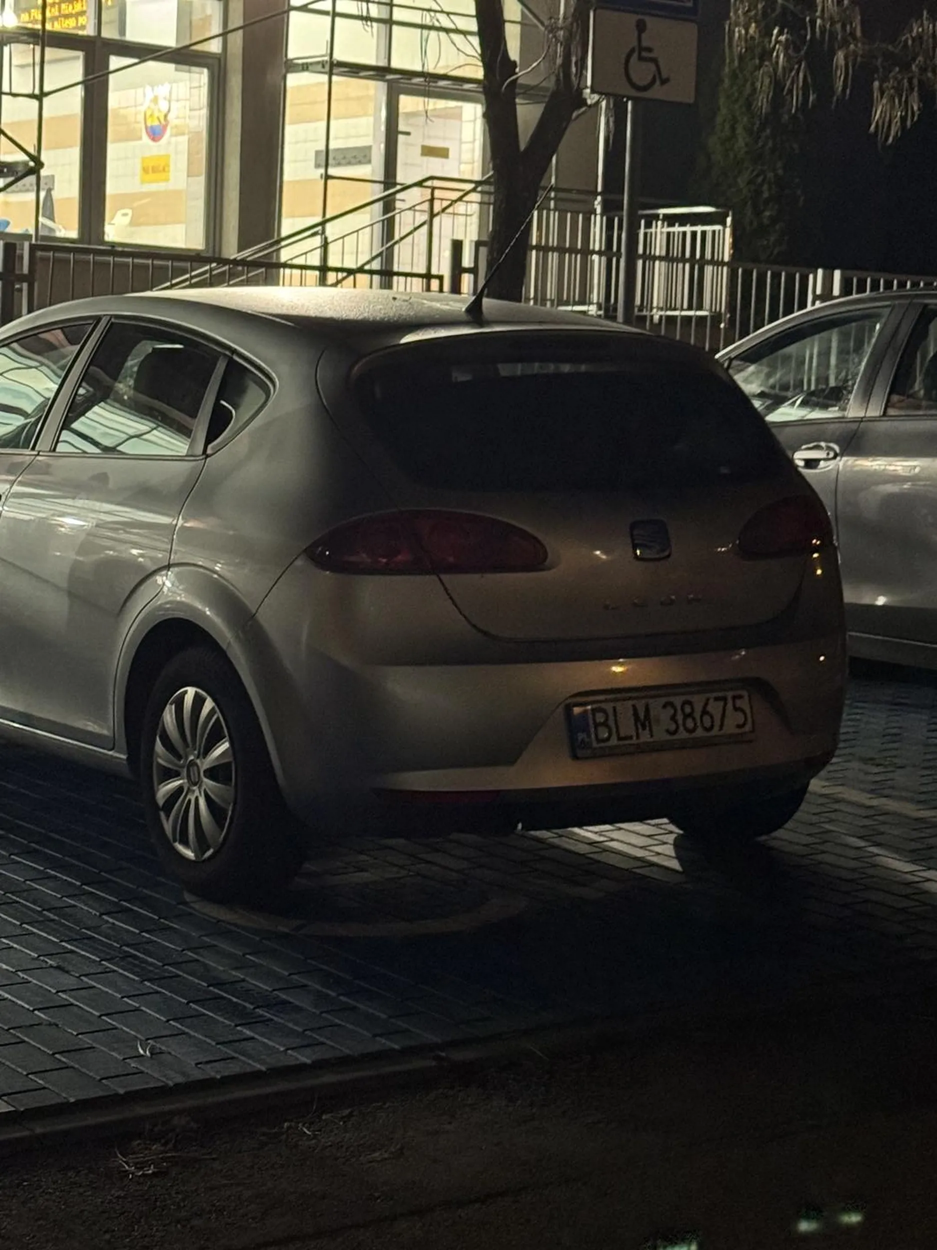 Nie parkuj na niebieskiej kopercie suko! Nie masz prawa. Mandat 500 zł