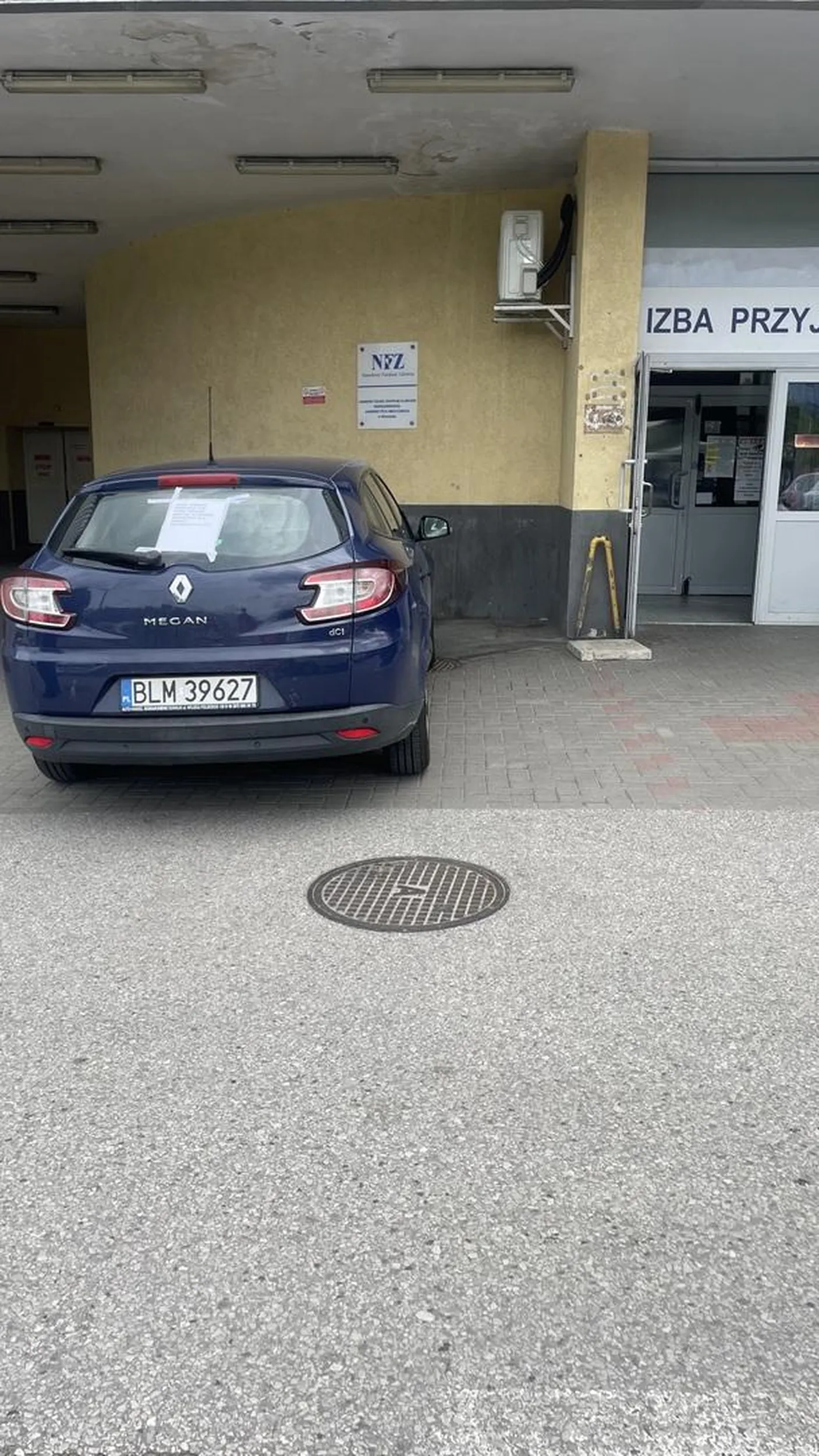 Zjeb zastawił podjazd dla karetek pod szpitalem na Banacha