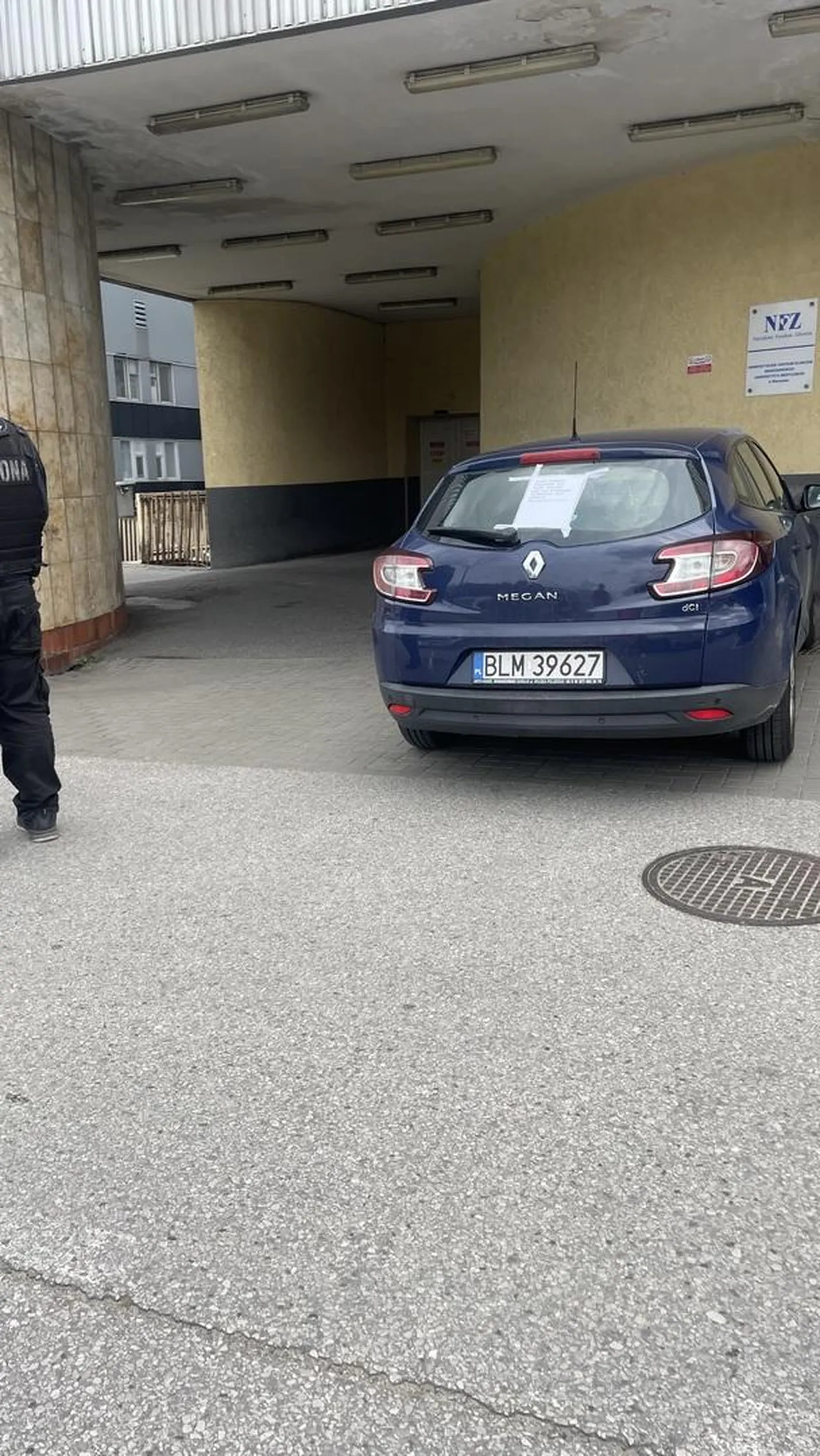 Zjeb zastawił podjazd dla karetek pod szpitalem na Banacha