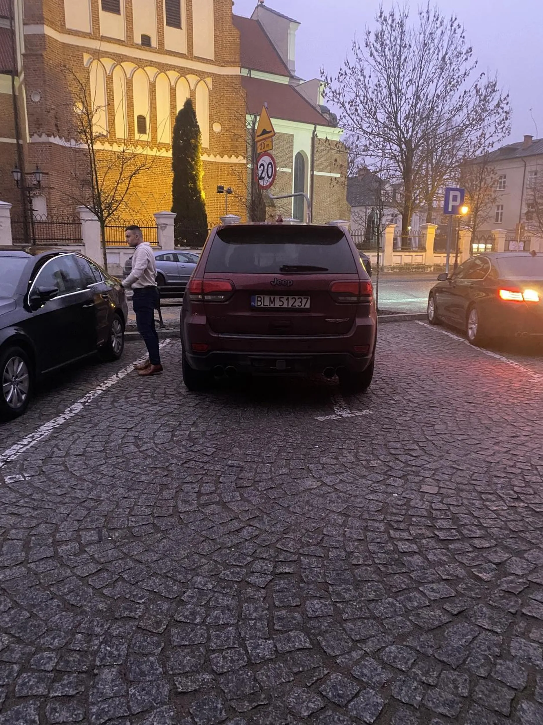 Racja… po co na tłocznym parking ustać tak, aby zmieściły się dwa auta ;)