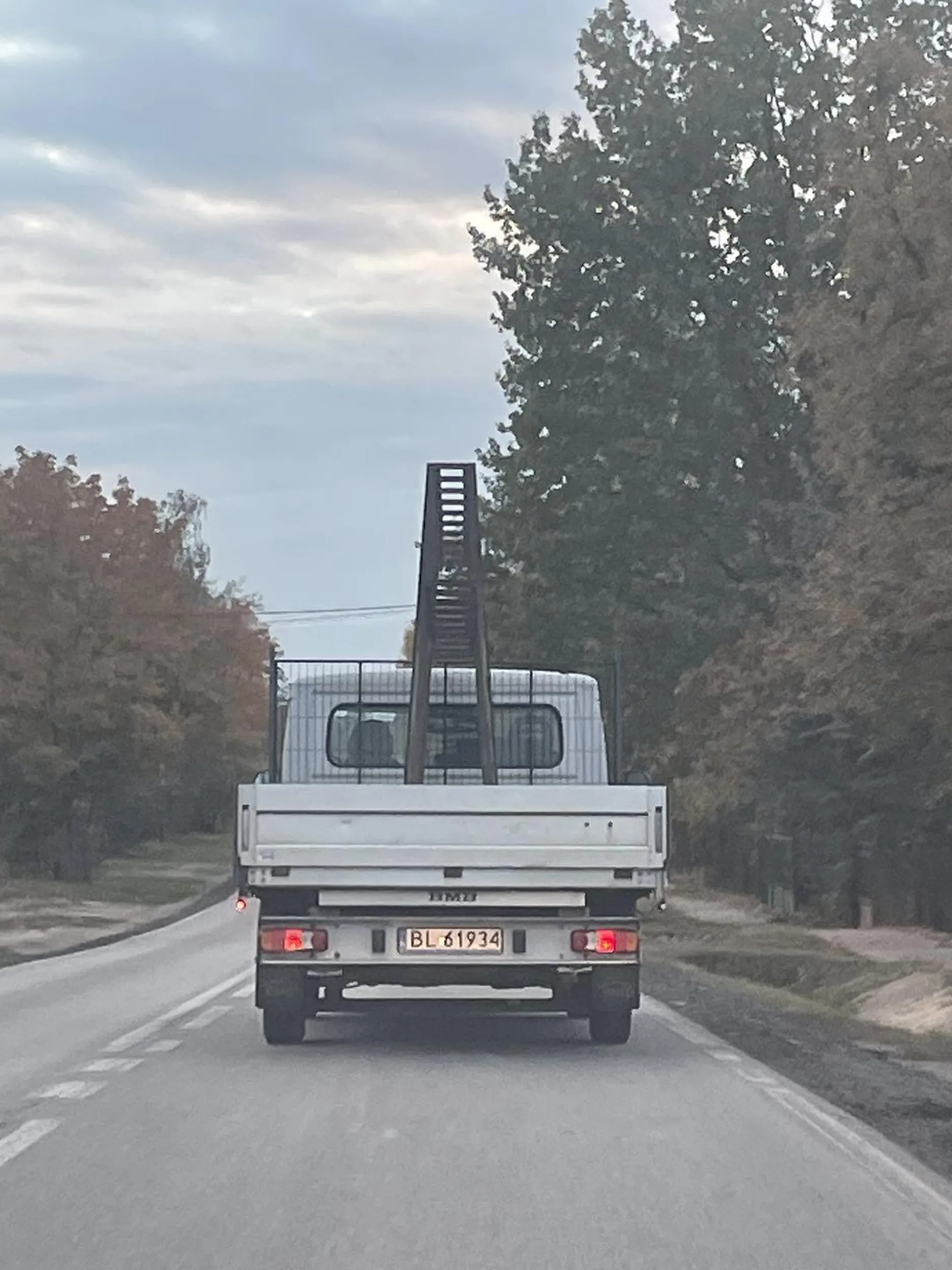 nie polecam tego kierowcy cięgnie się jakby siadał na dicka kolegi