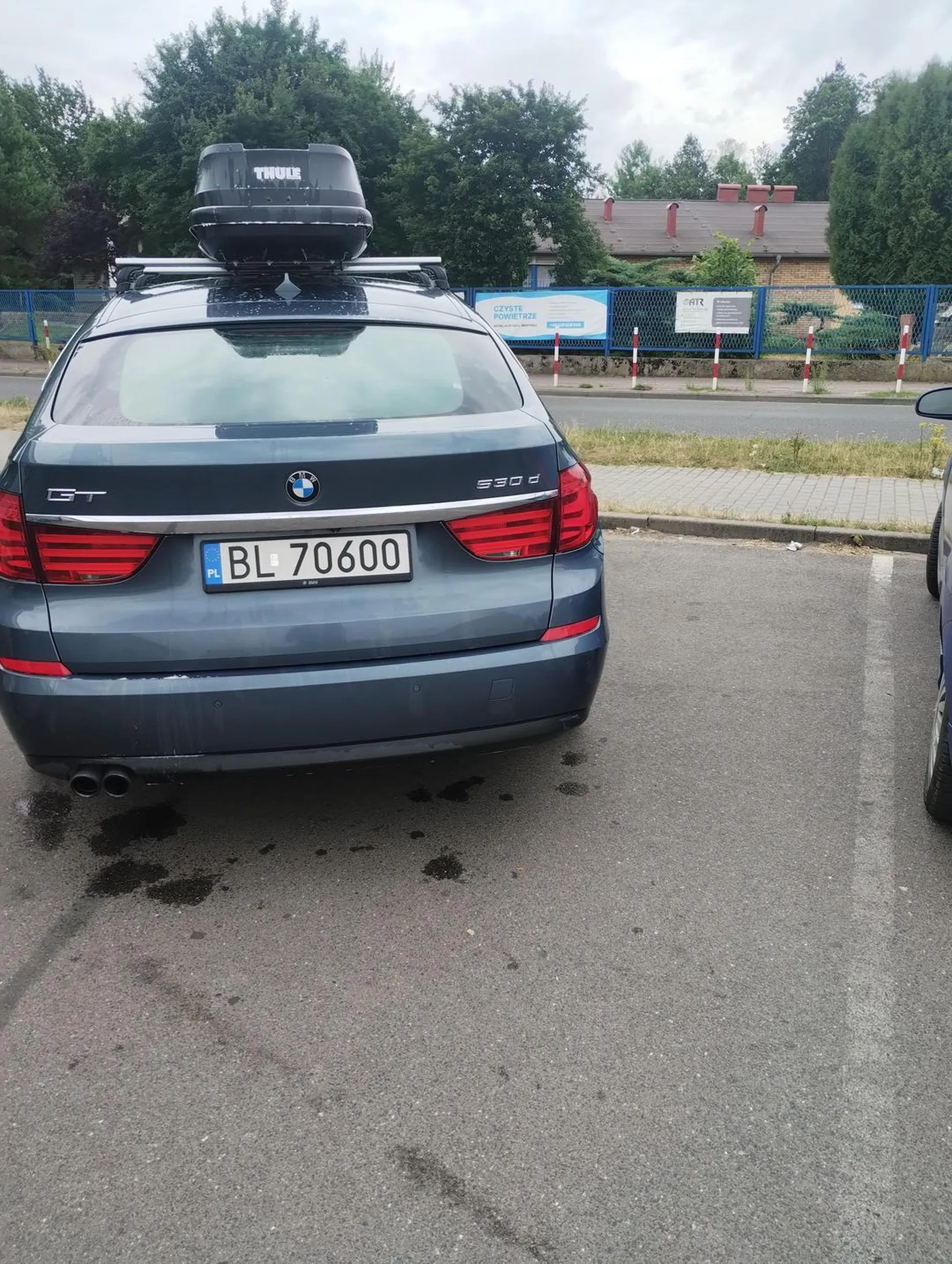 Ziomek stanol pod biedronka blokując przejście