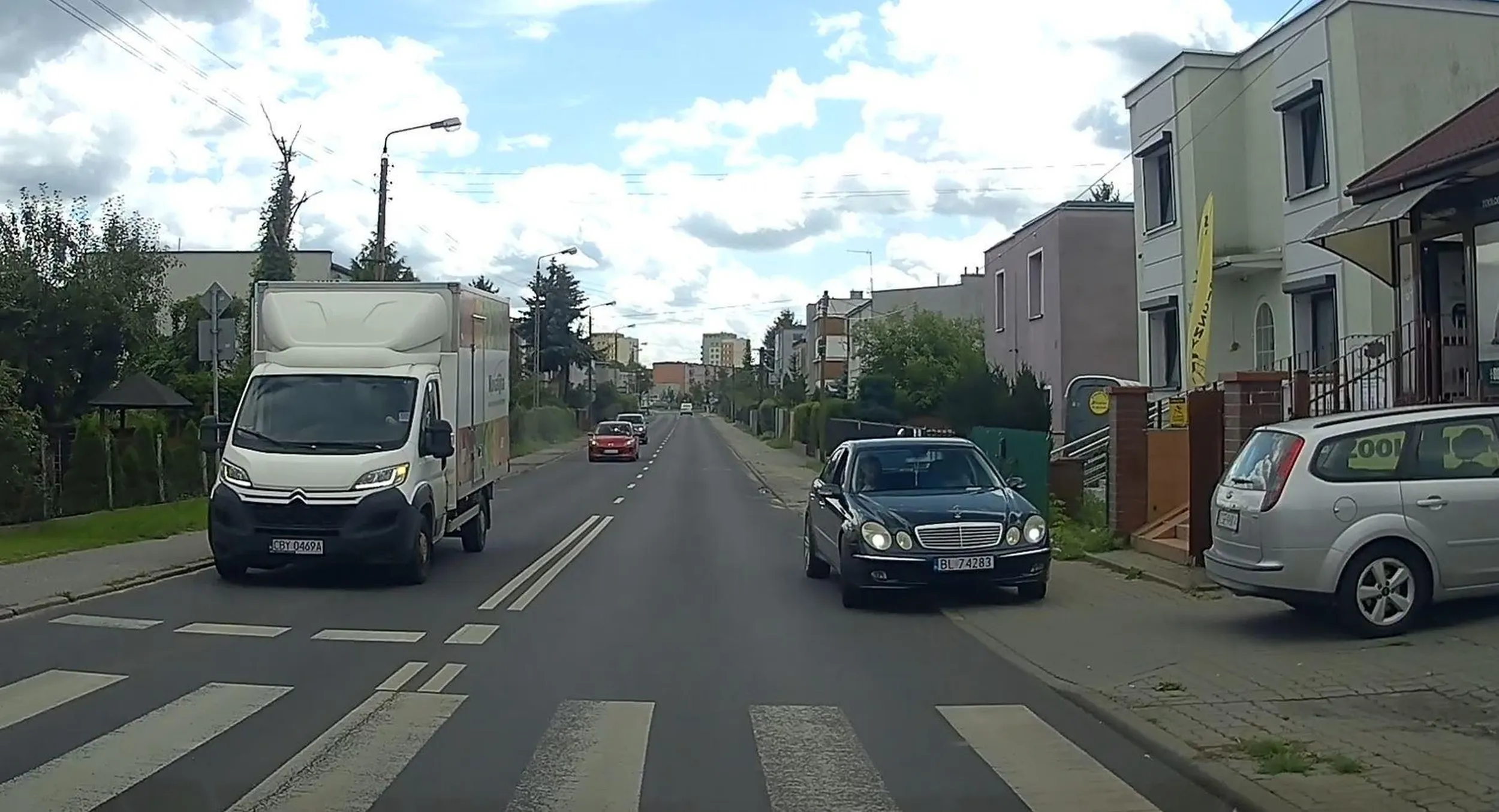 Przepiękny postój: - chodnik zastawiony - bliziutko przejścia dla pieszych - nie po tej stronie drogi - na wysokości linii podwójnej ciągłej