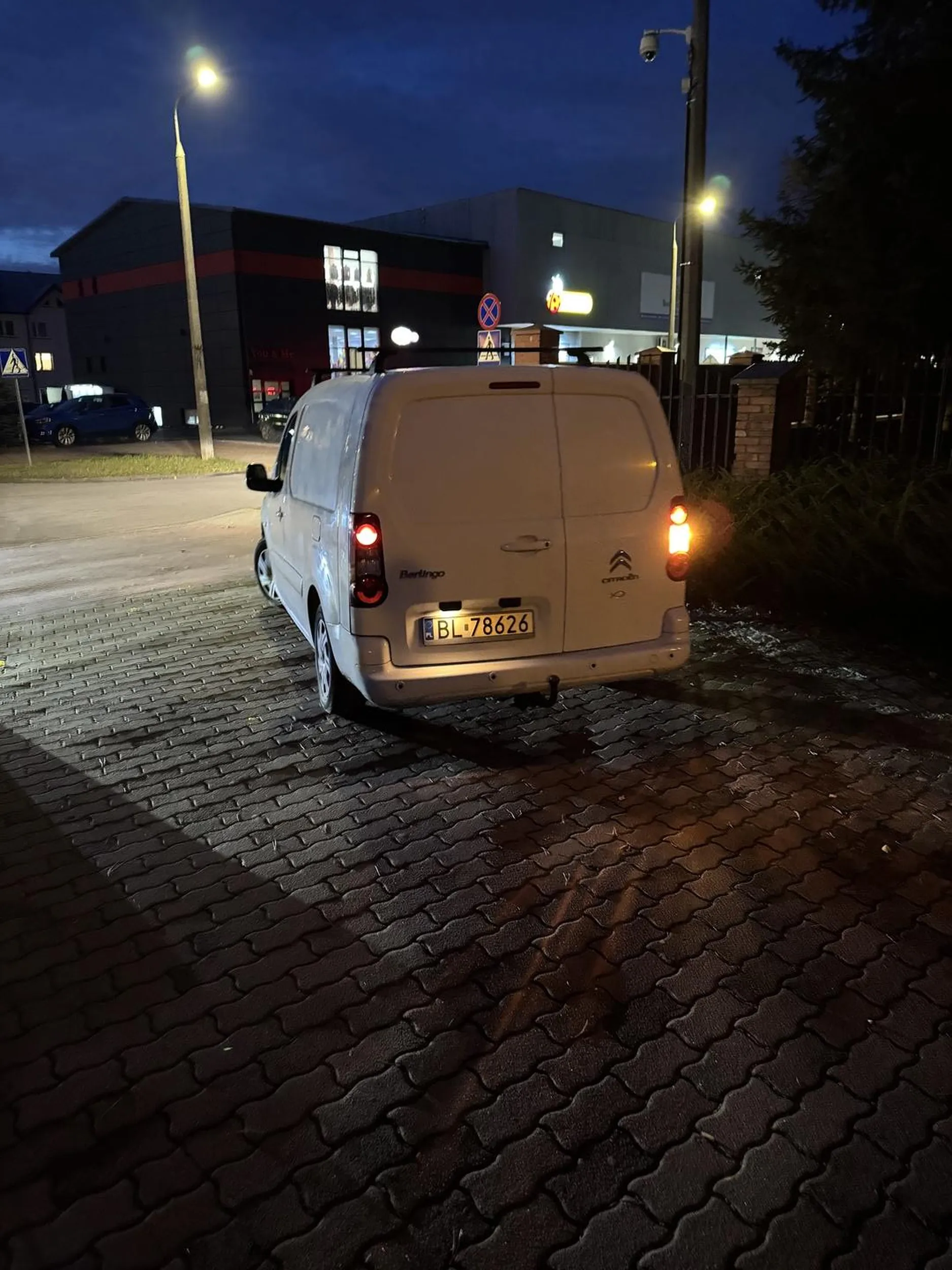 Nie jeździj po chodniku stary dziadku! Tutaj są piesi , a jazda wzdłuż po chodniku kosztuje 500 zł