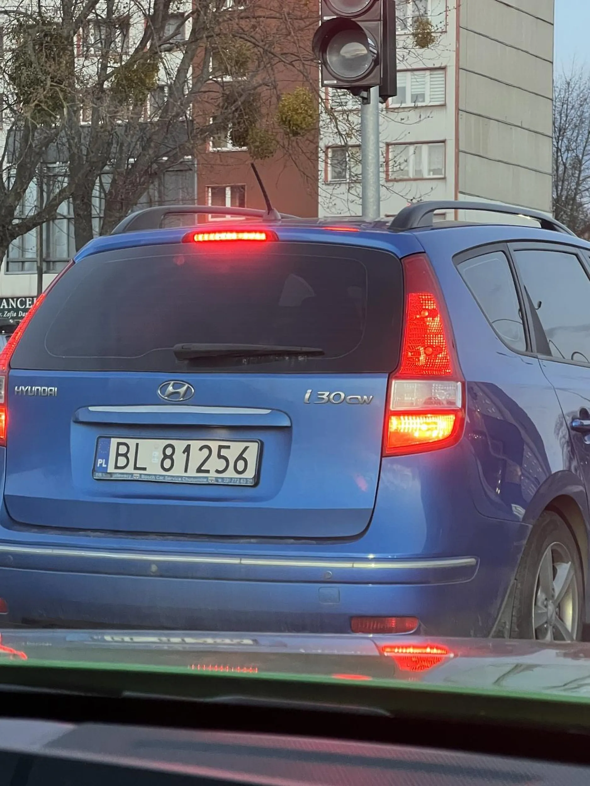 Kierowca Hyundaia nie patrzy podczas wyjeżdżania i prawie doprowadza do wypadku