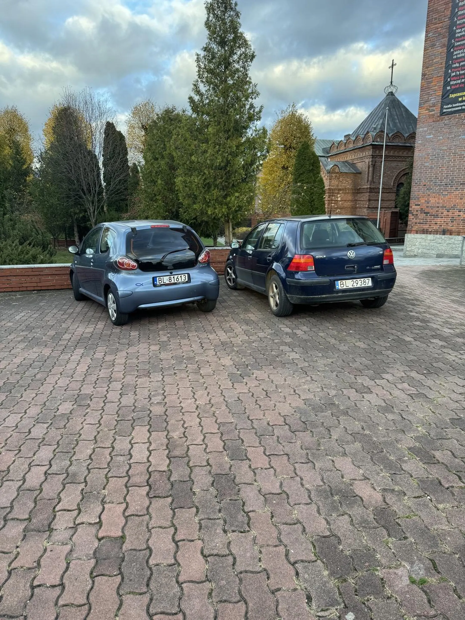 Po chodniku się nie jeździ dziadku!