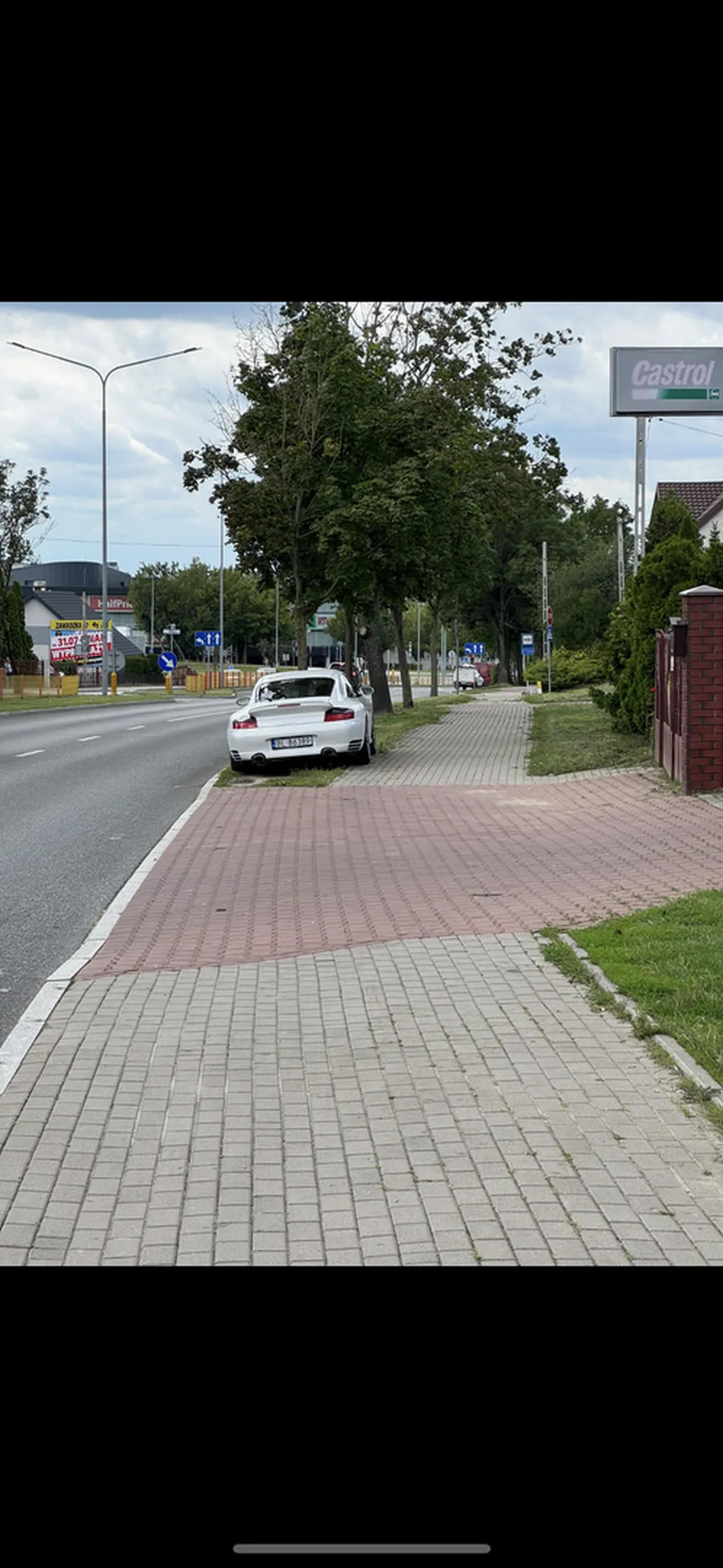 Prezesiku z białego złomka. Mandat 500 ziko za niszczenie zieleni. Tak to jest zieleń, a wcześniej stoi znak zakaz zatrzymywania.