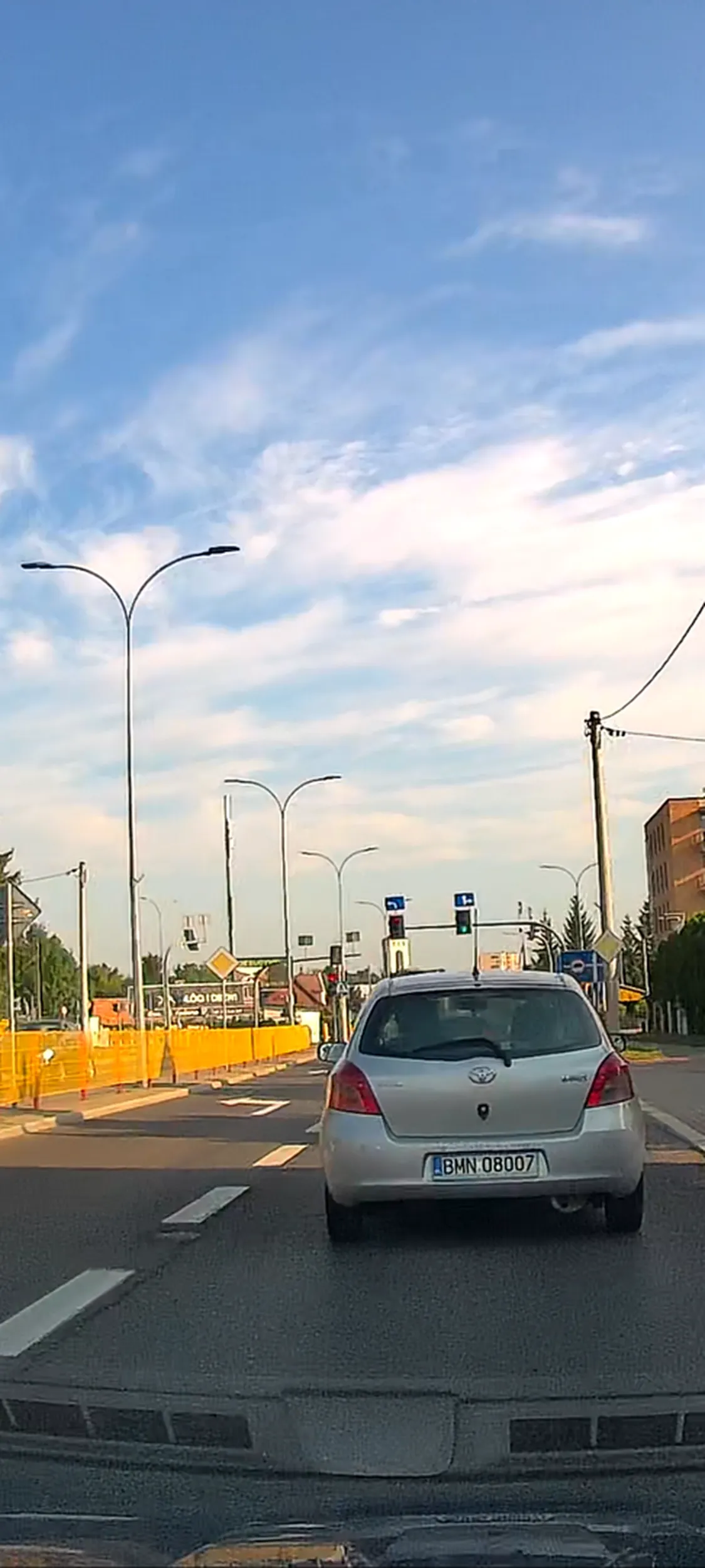 Próbowałem normalnie zmienić pas, ale trafiłem na drogowego bohatera, który uznał to za zamach na swój honor i zaczął przyspieszać jakby walczył o życie. Do tego koncert klaksonu, bo przecież bez trąbienia się nie liczy. Wisienką na torcie była pasażerka, która machała rękami jakby próbowała wezwać helikopter ratunkowy. Cyrk na kółkach, zero kultury, same nerwy i ego większe niż ten samochód.