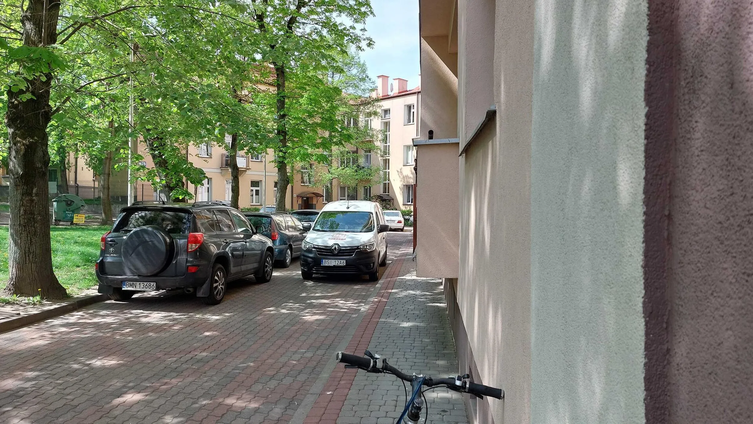 Uniemożliwia wyjazd spod bloku, mimo że tuż obok są wolne miejsca parkingowe