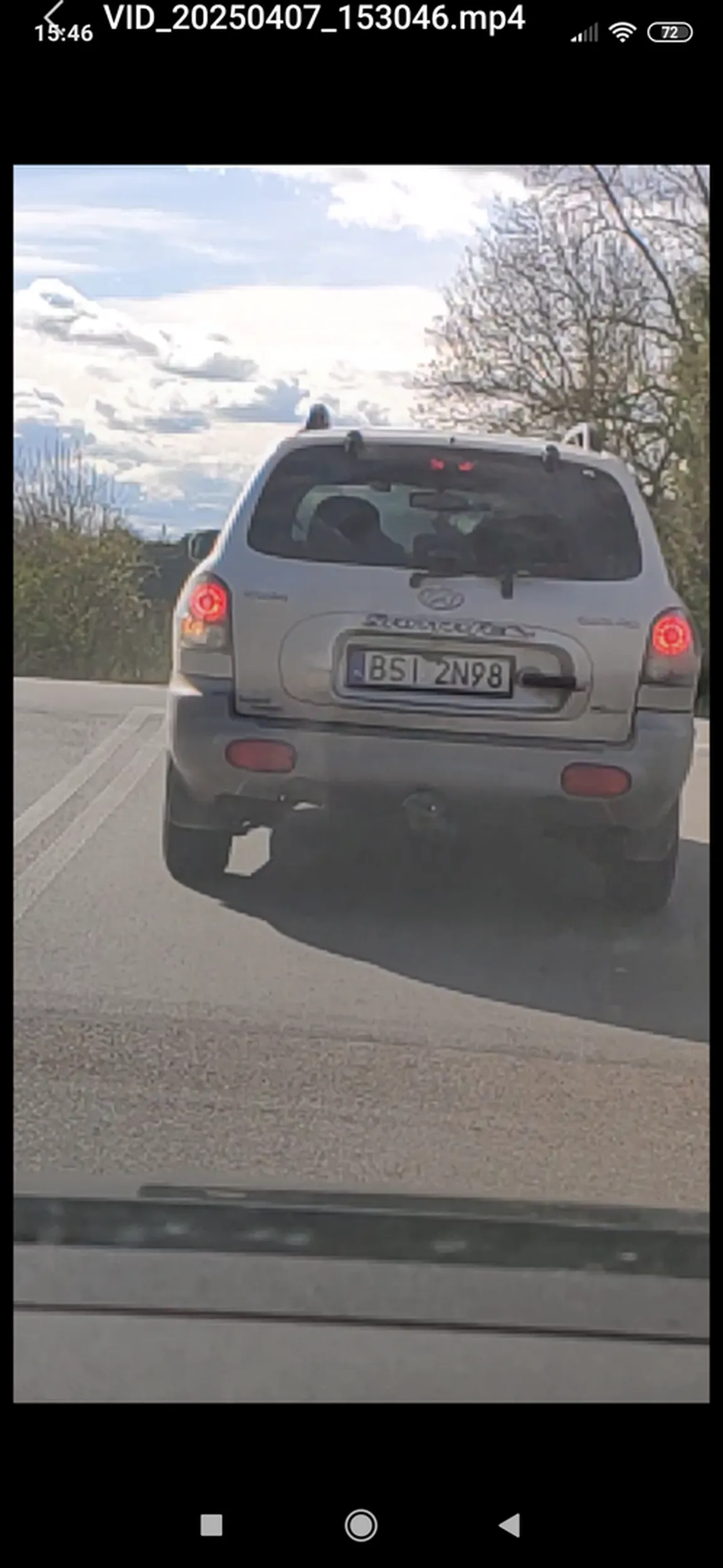 Jedzie srodkiem drogi, nie zjezdza przy probie wyprzedzenia, po chwili pasazer wyrzuca szklaną butelka prosto pod moje auto