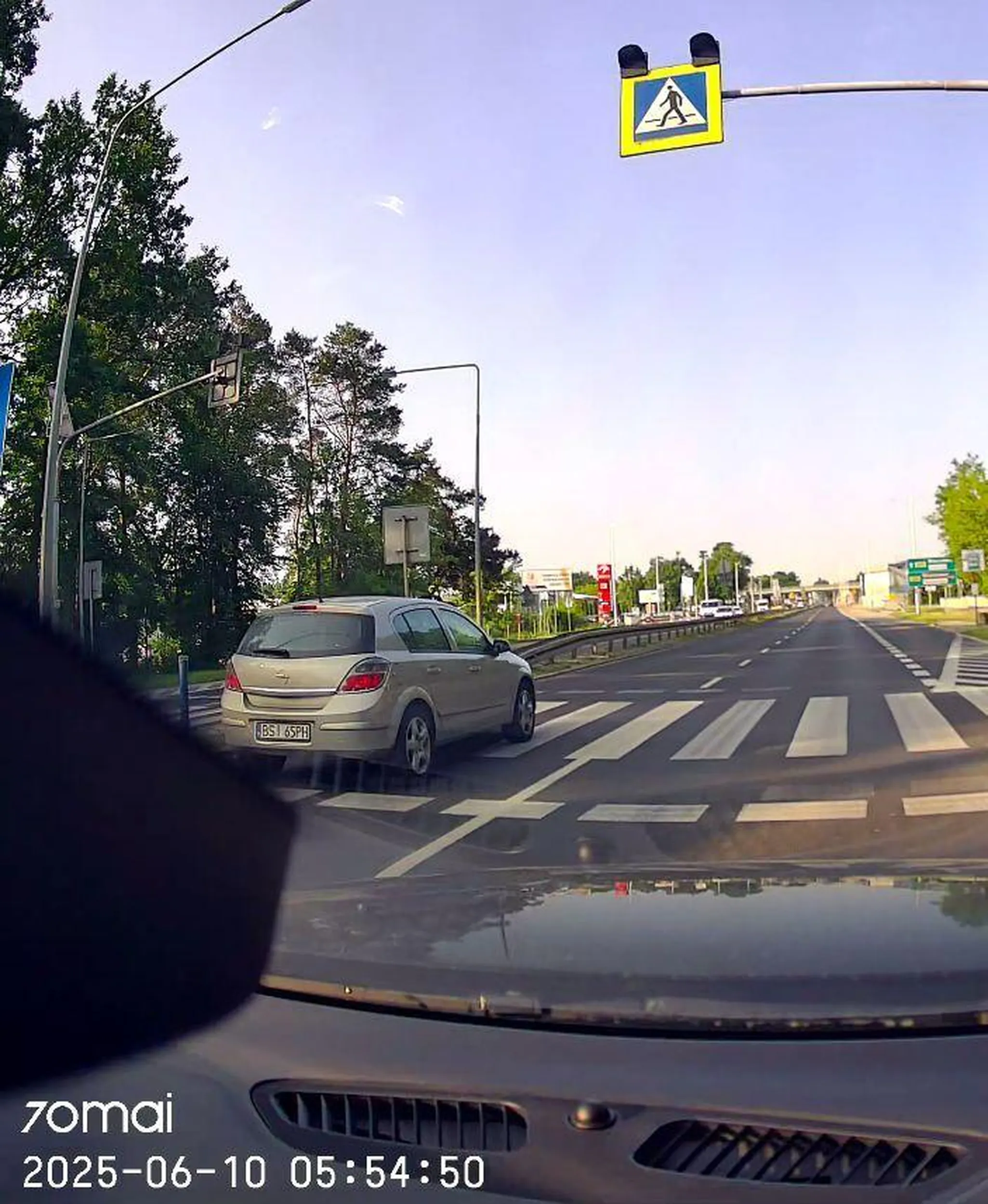 No to jak to w końcu? było wyprzedzanie przed przejściem czy nie? Według Ciebie nie,według kamery owszem. Film pamiątkowy zapisany,wysłuchaj kobieto następnym razem grzecznie co się mówi i nie zadzieraj noska 15 punktów 1500 mandatu