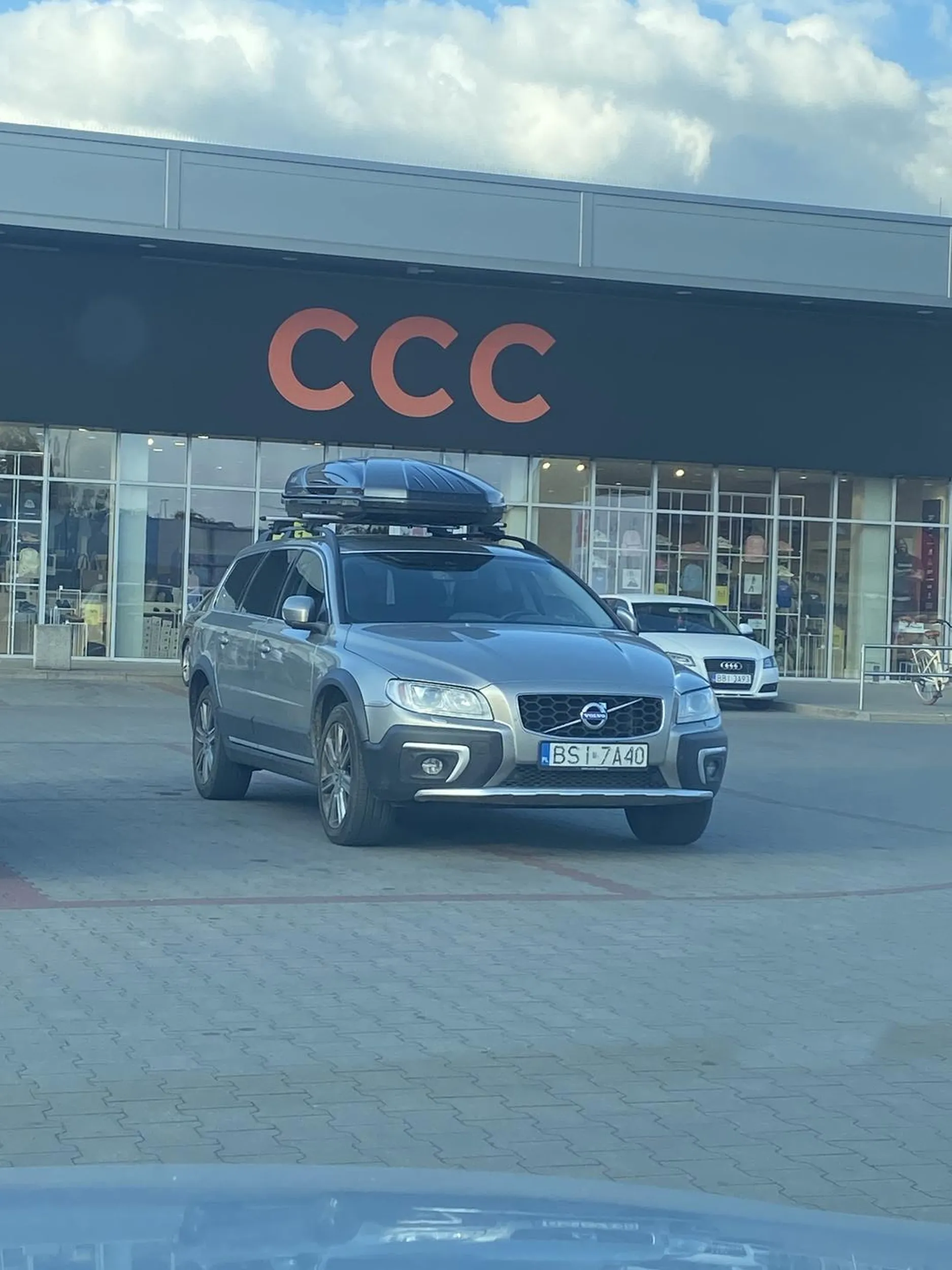 Trzeba mieć talent żeby na 3 miejscach parkingowych parkować