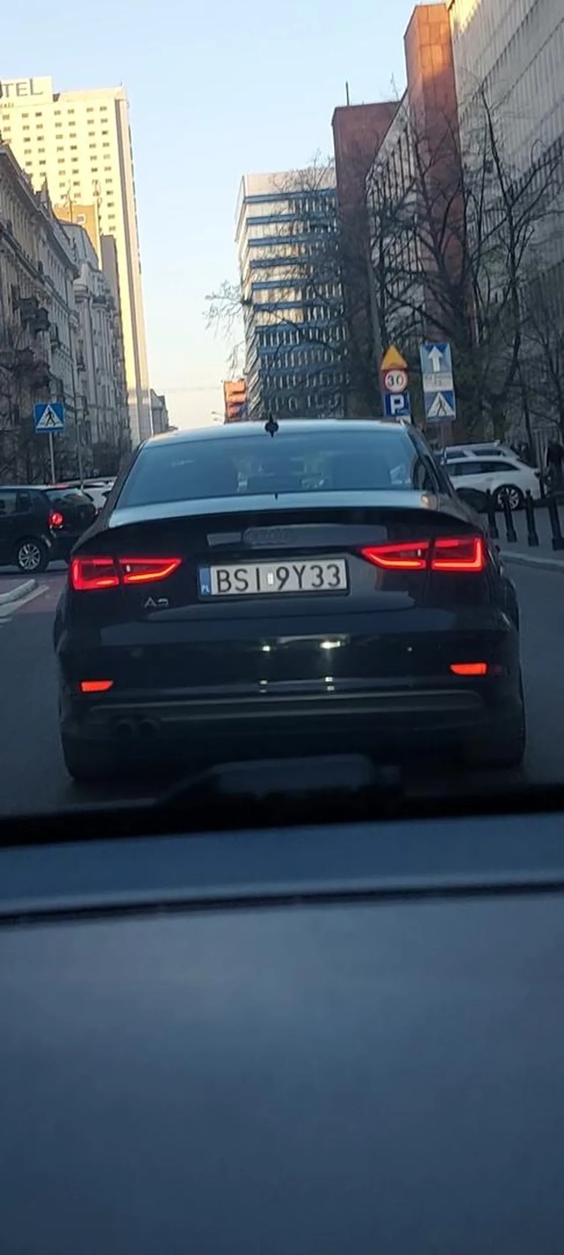 Nie używa kierunkowskazów. Jedzie 10 km/h. Nie stosuje się dwukrotnie do zasady pierszeństwa prawej ręki, na skrzyżowaniach równorzędnych. Prawo jazdy znalezione w chipsach. A to wszystko na odcinku 200 m ul. Nowogrodzkiej w Warszawie.