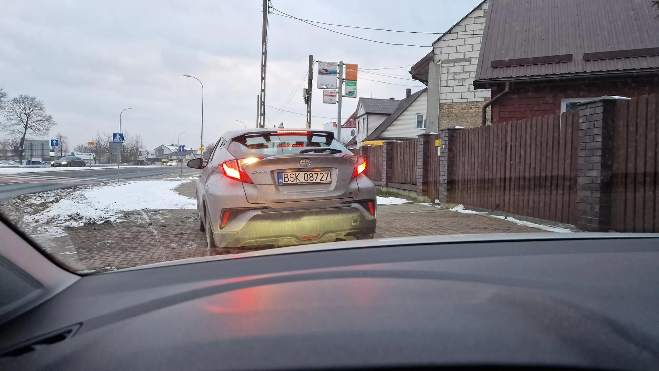 Kierowca 40-letni a podstawowych zasad ruchu drogowego nie zna. Wymuszenie pierwszeństwa na rondzie, a następnie wszczęcie kłótni i groźby. Nawet jazda po Białymstoku przerasta niektóre osoby.