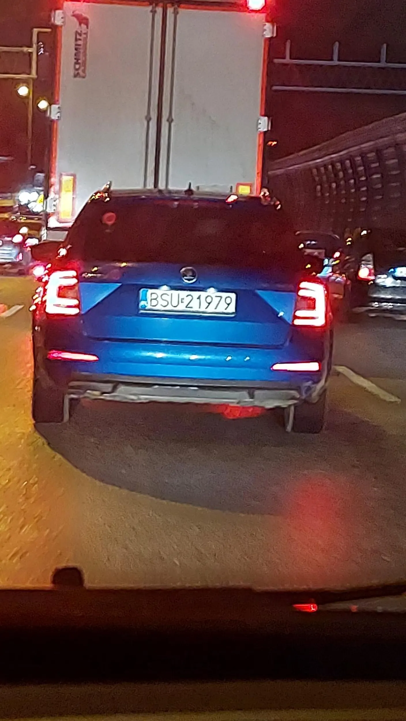 Burak z Podlasia wyrzuca kiepy przez szybę ??