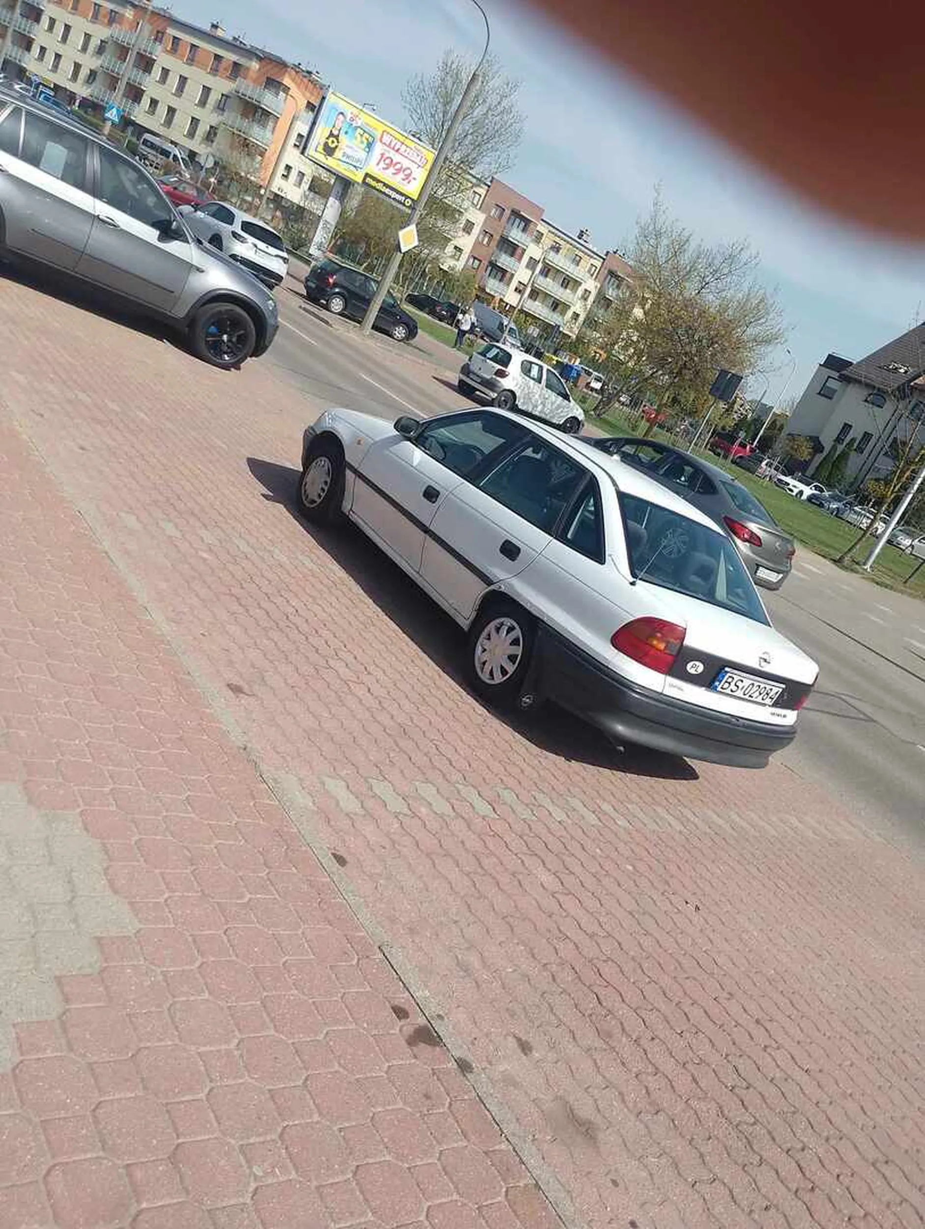 To już chyba inny poziom niepełnosprawności ale no blondynka więc co się dziwić. Mam nadzieję że chociaż w tym kościele słucha bo jak widać na kursie się nie słuchało jak się parkuje :)