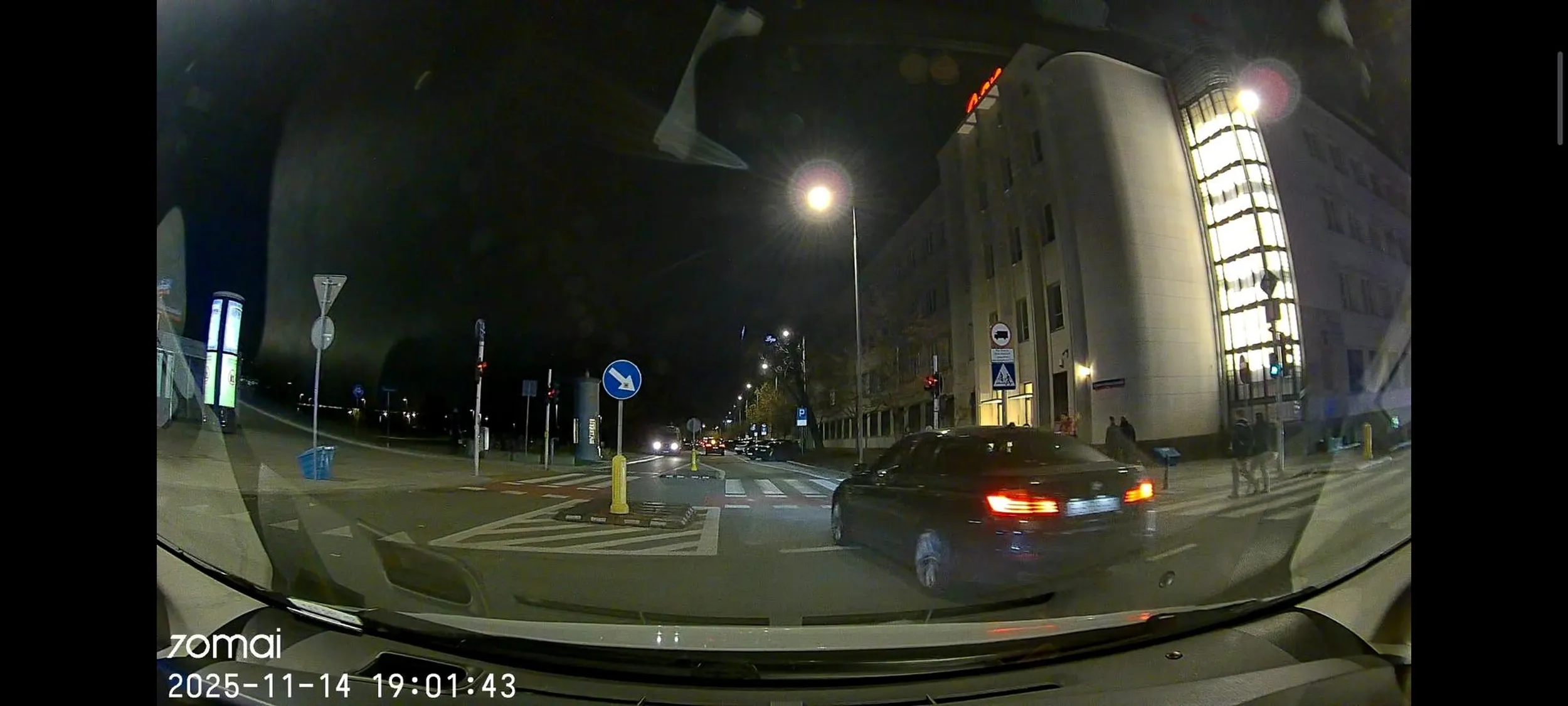 Nawet kiedy BMW pokazuje prawy kierunkowskaz, to nie oznacza że będzie skręcał. To znaczy że pojedzie prosto.