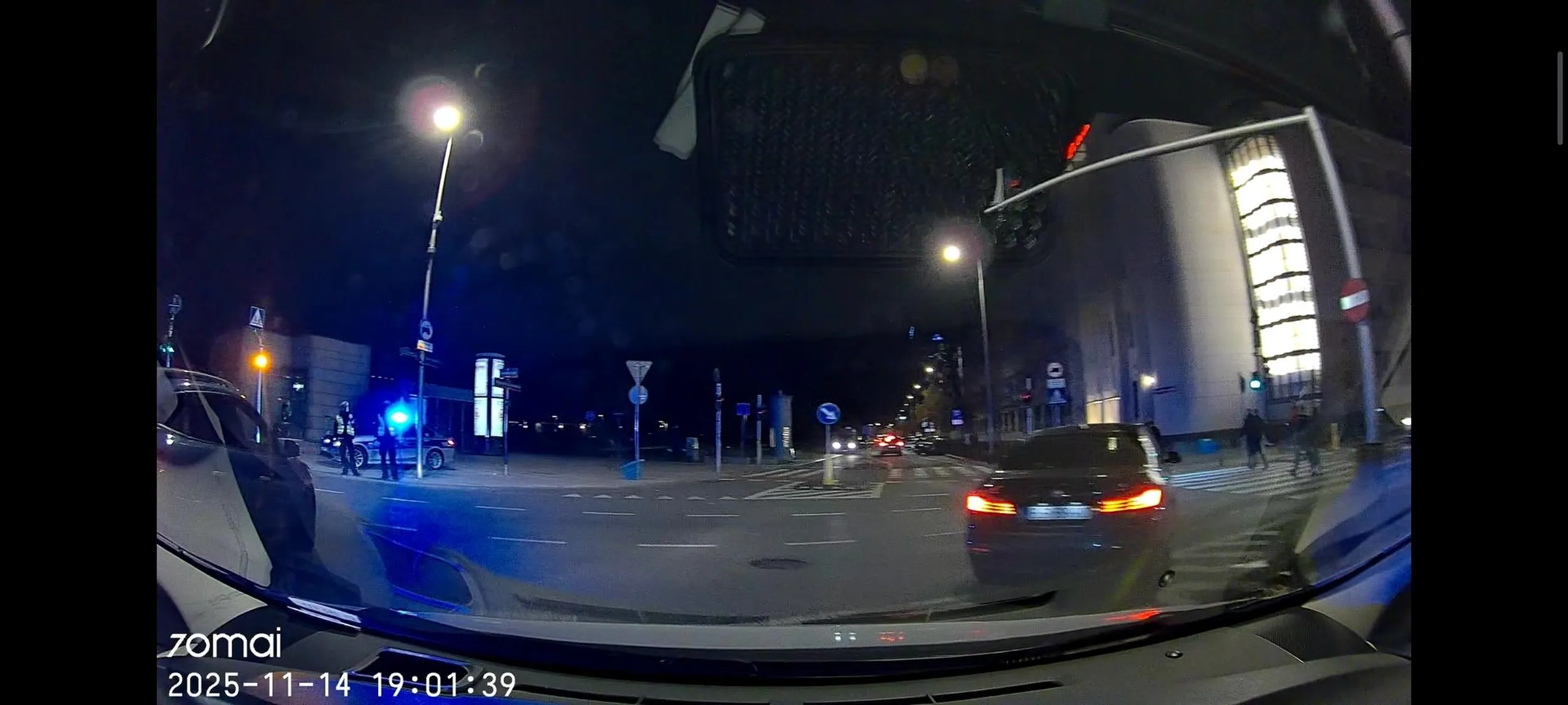 Nawet kiedy BMW pokazuje prawy kierunkowskaz, to nie oznacza że będzie skręcał. To znaczy że pojedzie prosto.