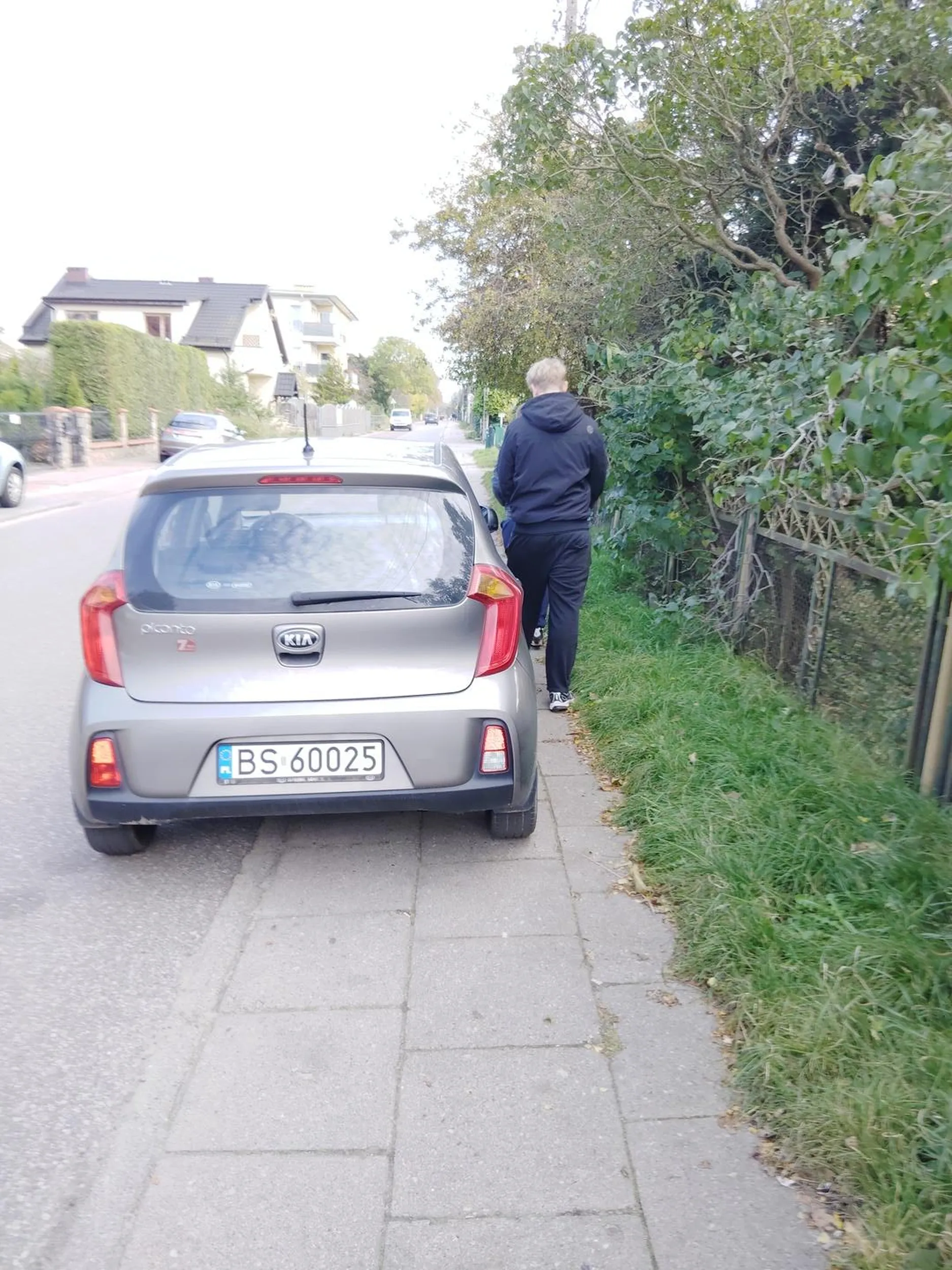 Kierowca, pani kierowca, wirtuoz parkowania, podobno nikt nie chodzi chodnikiem, przecież stoję dwoma kołami na ulicy, mój mąż jest policjantem, to komentarz pani która jak widać po parkowaniu albo nie ma prawa jazdy, albo nie pamięta przepisów ruchu drogowego, na pytanie czy jest normalna poczuła się urażona, bo przecież to normalne że nie zostawia się miejsca dla pieszych ???