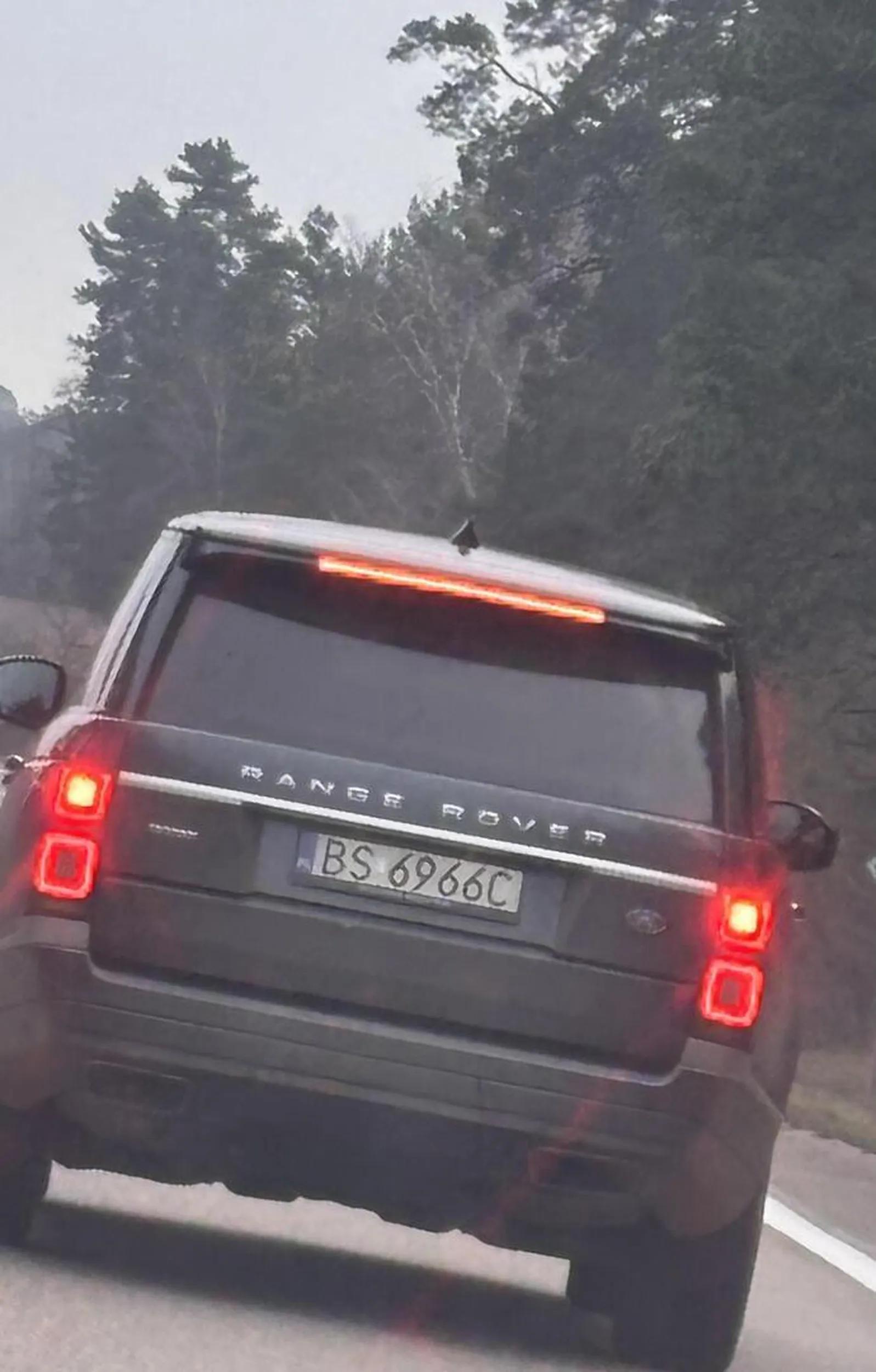 Bezmózg! Wyprzedza na czołówkę, a potem się wciska stwarzając zagrożenie dla innych. Wysiądź z tego Szrota..walnij kilka razy łbem w niego to może przypomnisz sobie jak się jeździ.