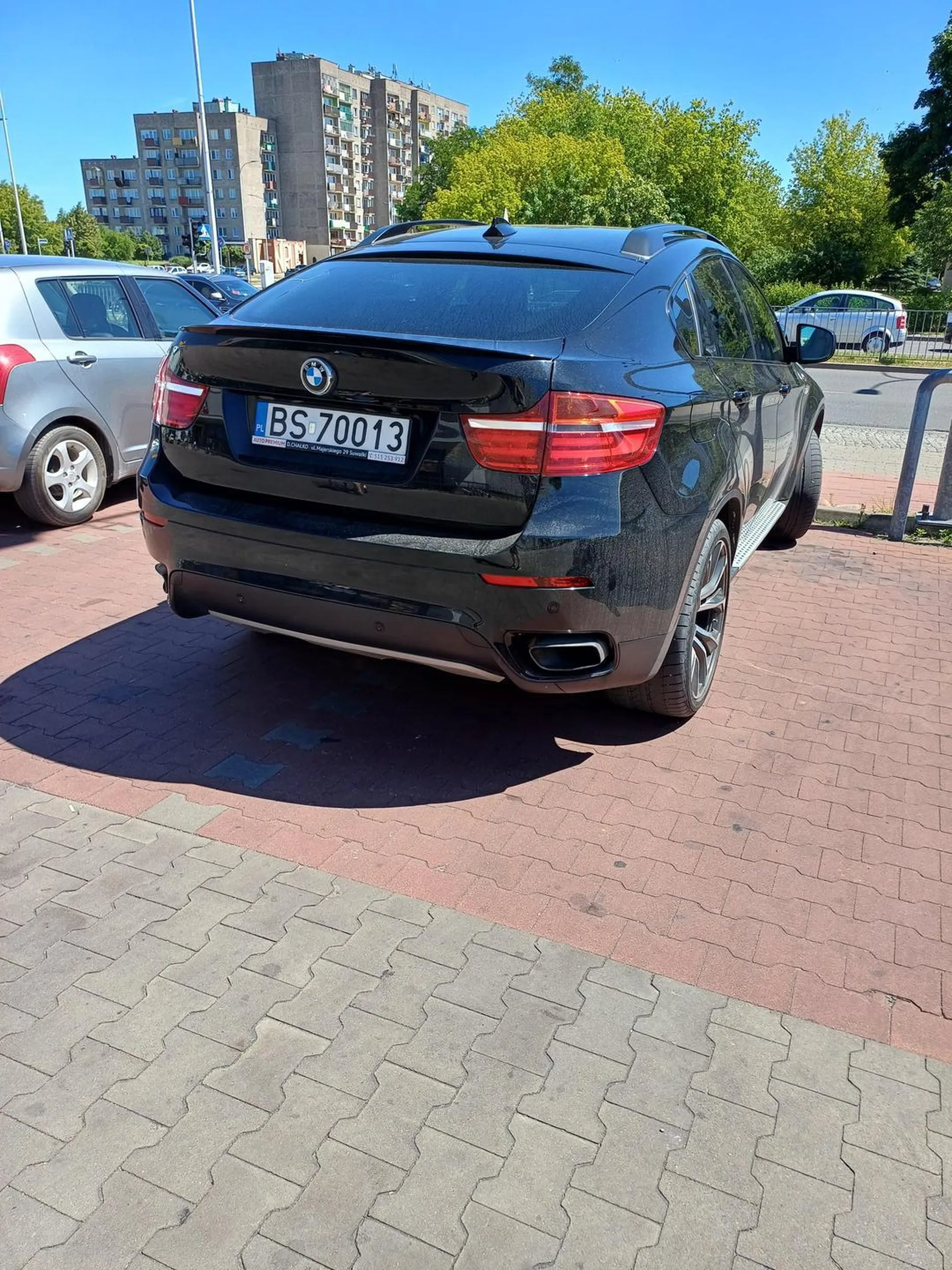 Ktoś nie umie parkować miedzy linniami, tylko stawia auto na lini na dwóch miejscach.