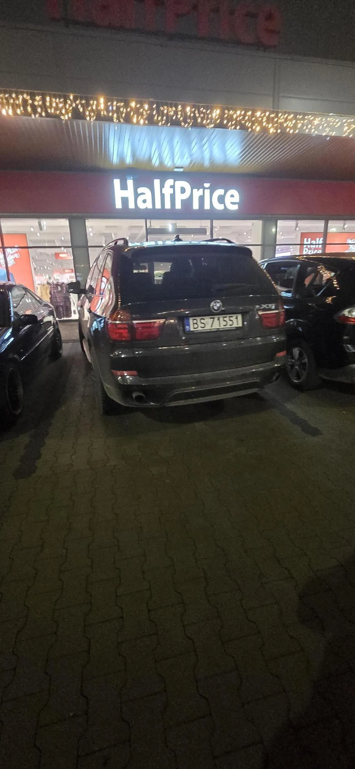 Miś kolorowy nie potrafi parkować, uniemozniwająć wejscie do auta dla osoby z auta obok.