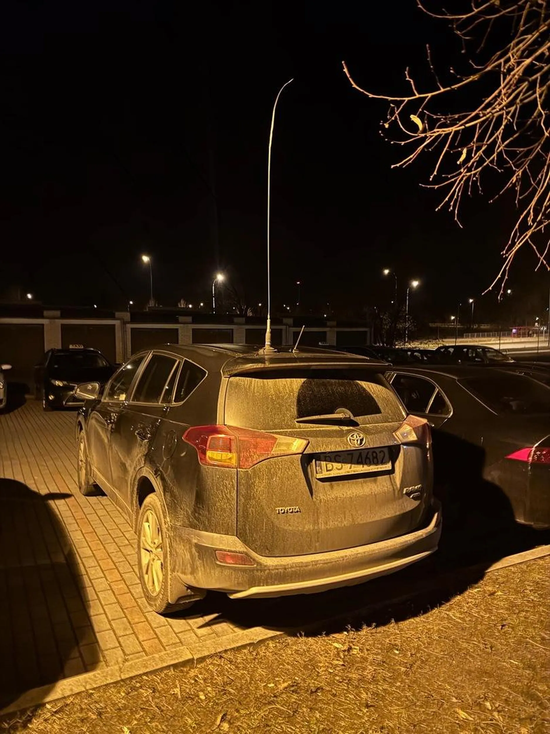 Kompleks małych rzeczy najwidoczniej doskwiera i chociaż mała antena w spodniach to chociaż na aucie musi być potężny Piekielnik