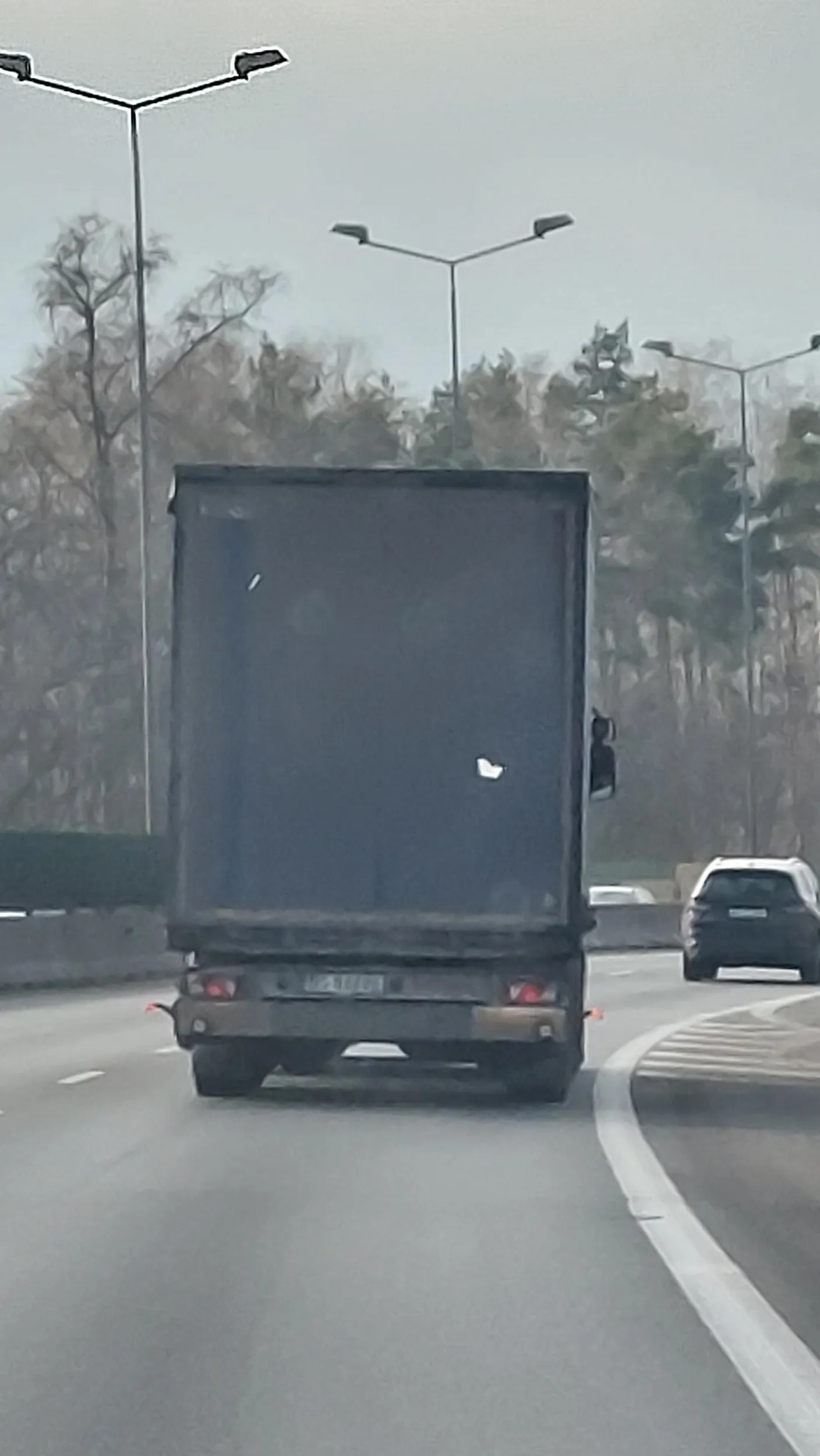 Uważać! Jedzie S8 (Wawa Bemowo) i spadają z plandeki tafle lodu. Stwarza to duże zagrożenia. Kierowca ewidentnie powinien zostać ukarany!