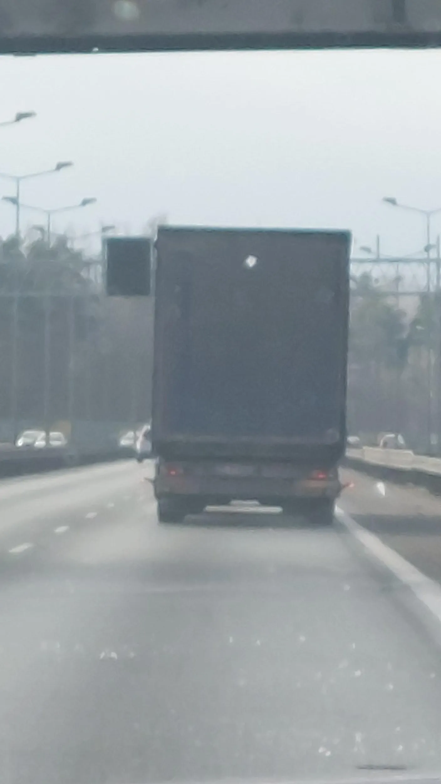 Uważać! Jedzie S8 (Wawa Bemowo) i spadają z plandeki tafle lodu. Stwarza to duże zagrożenia. Kierowca ewidentnie powinien zostać ukarany!