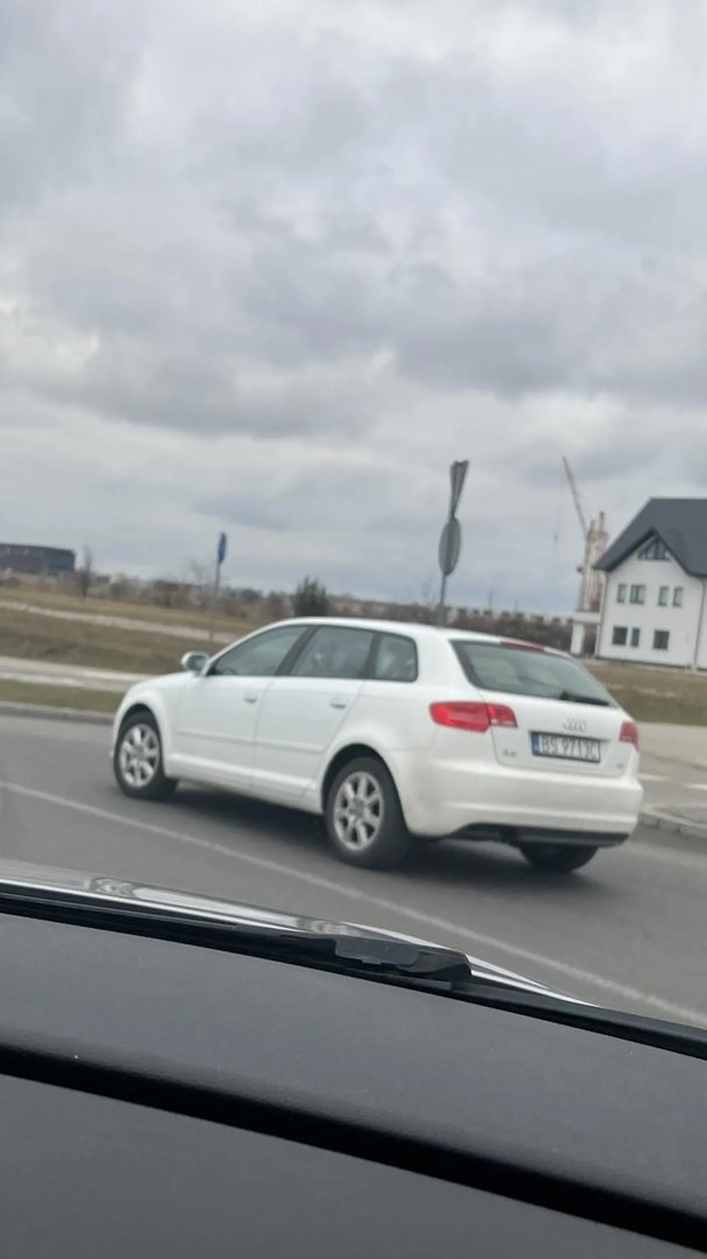 idealny przykład kierowcy a3, nie dziwię się że ostatnio trojki mają zszarganą opinie. Chłop na ograniczeniu 70 ciągnie się 40 lewym pasem i uniemożliwia wyprzedzanie, mimo że dwa samochody które jadą prawym idealnie zrobiły mu miejsce. Następnie gdy byłem na drugim pasie, właściciel tego samochodu w tym momencie kiedy zacząłem przyspieszać zmienił pas na mój, prosto przed maską. Zrobił to dwa razy, prowokator albo prawko w czipsach. Zachowywał się jakby robił to specjalnie.