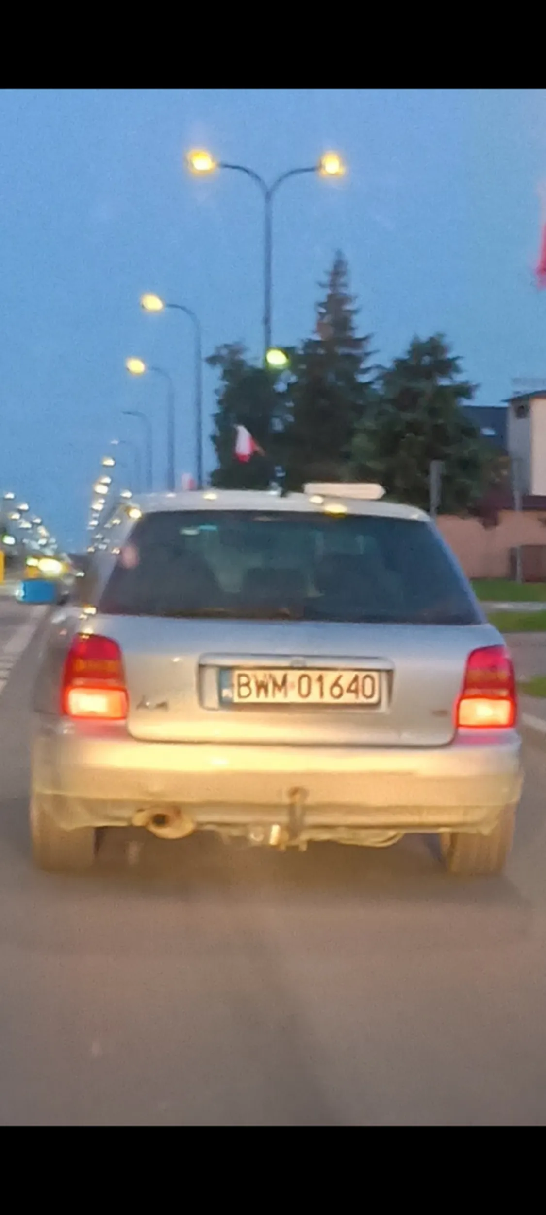Gościu chyba ma zablokowany licznik do 20km/h max. Jakby co to tą wajchą po prawej można zmienić bieg i jechać szybciej ;)