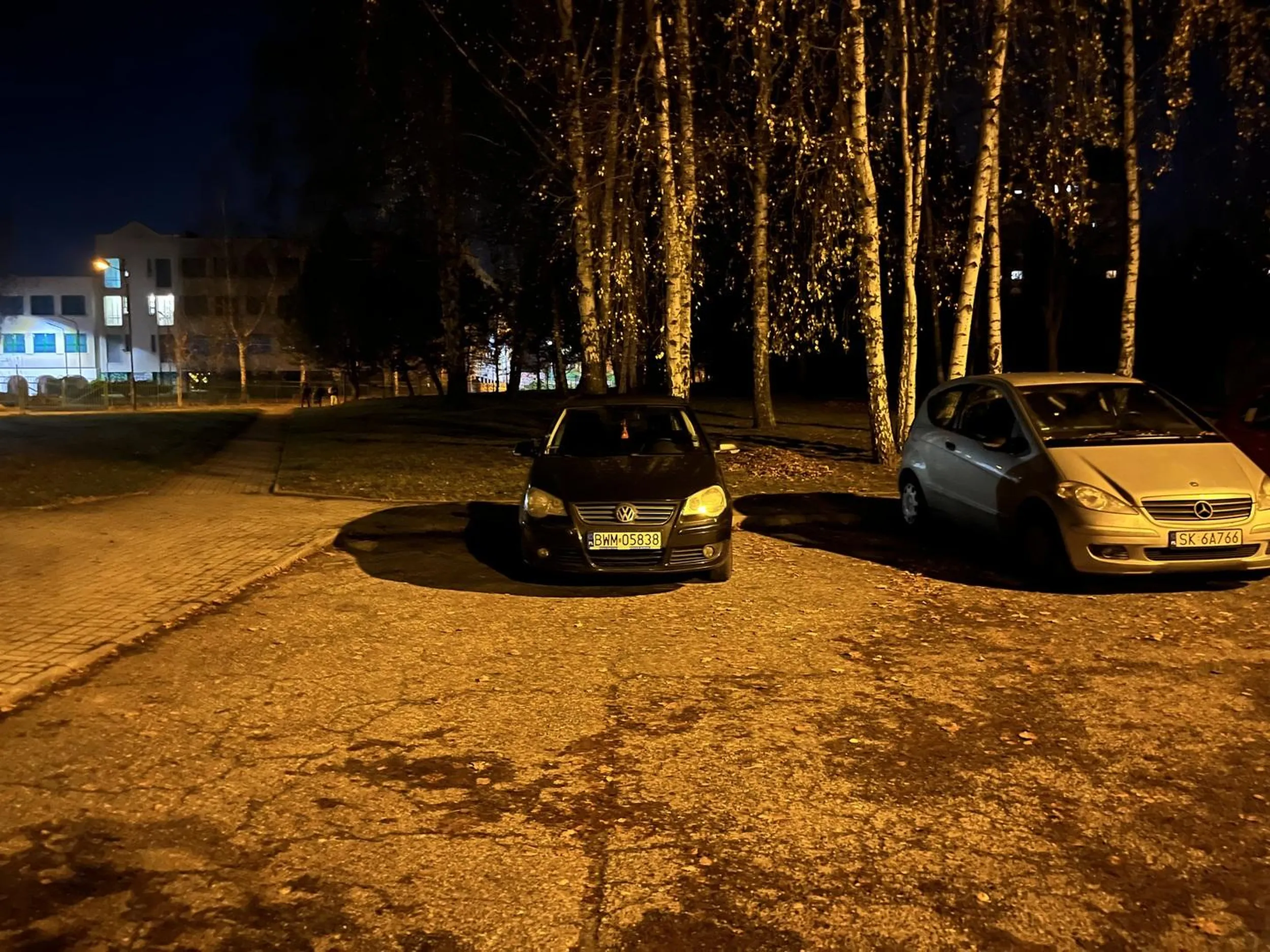 Naucz się parkować. Zajmujesz dwa miejsca.