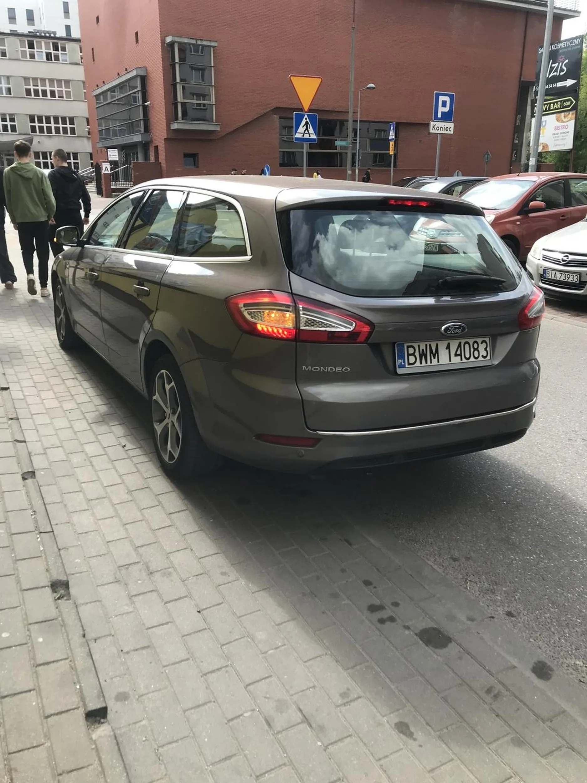 Awaryjne nic ci nie dadzą jełopie ślepota parkuje w strefie zamieszkania