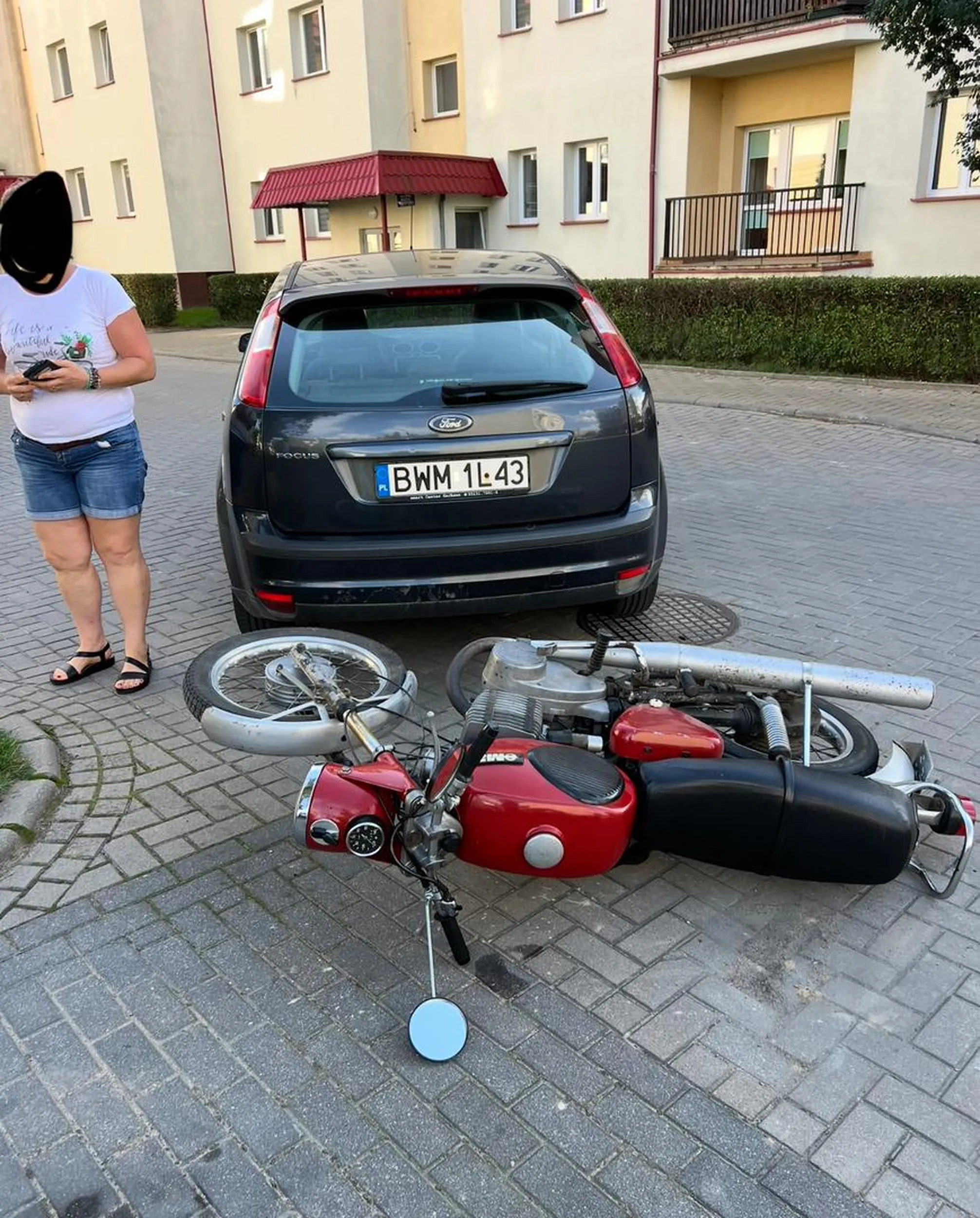 Wczoraj miałem niebezpieczną sytuację z kierującą Fordem [BWM1L43]. Nie zachowała należytej ostrożności, cofała z szaleńczą prędkością niedostosowaną do warunków panujących w strefie zamieszkania oznaczonej znakiem D-40 i doprowadziła do potrącenia mnie siedzącego na motocyklu. Na szczęście skończyło się bez poważniejszych obrażeń, ale takie zachowanie na drodze jest skrajnie nieodpowiedzialne i stwarza zagrożenie dla innych uczestników ruchu. Strach pomyśleć, bo by było, gdyby na moim miejscu stało małe dziecko na rowerku… Uważajcie na siebie