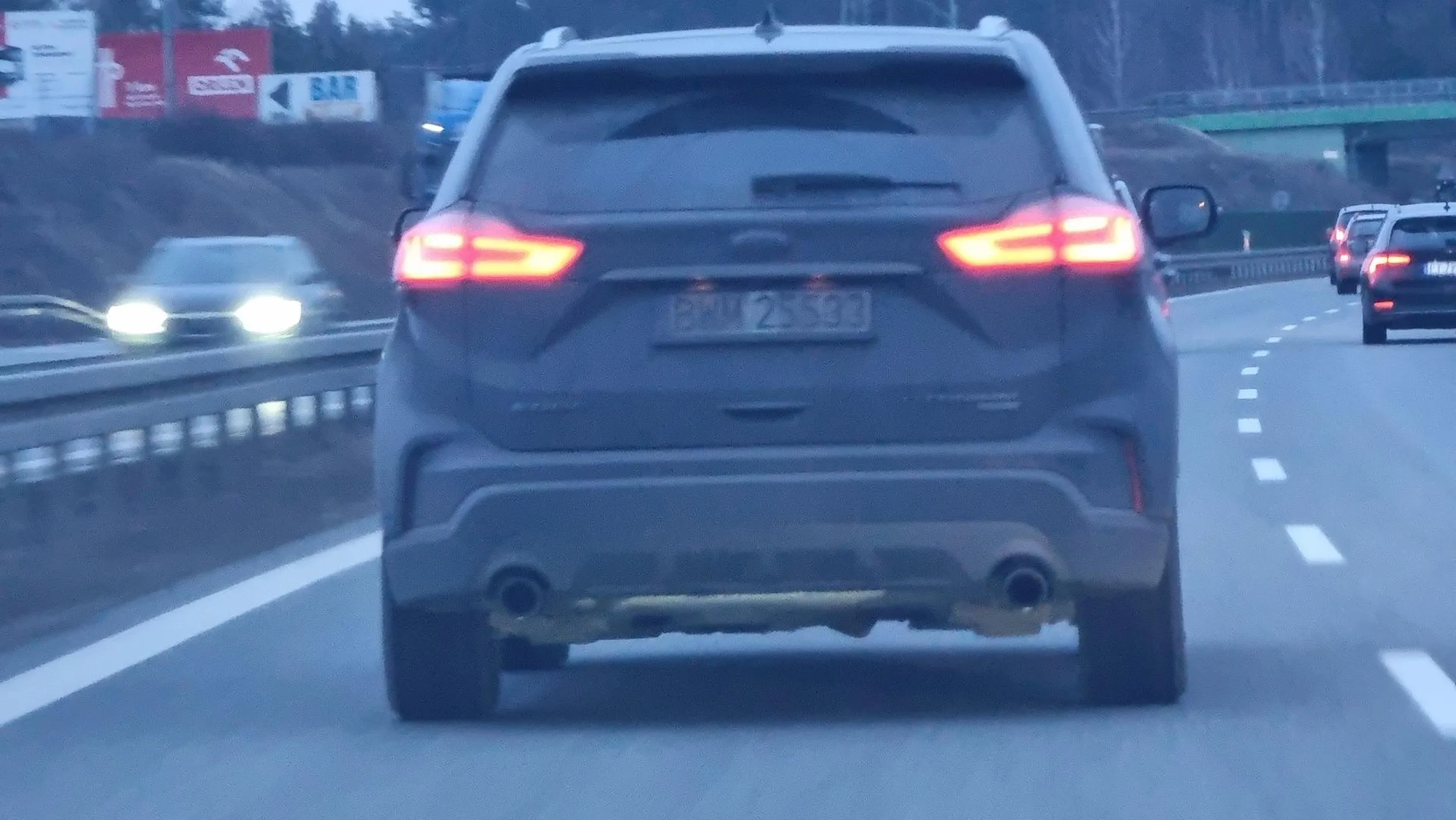 Auto do umycia tablic nie widać ani podświetlenia.