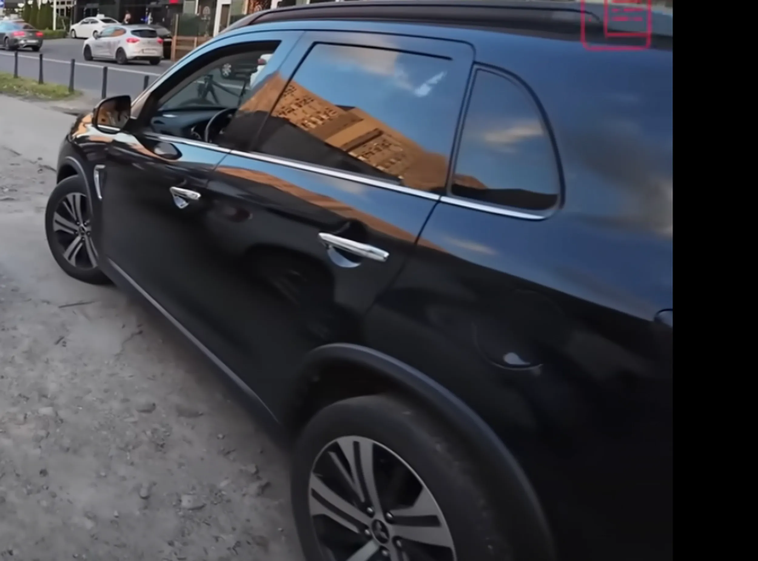 Jeździ wzdłuż po chodniku nie patrzy w lusterka prawie mnie potrącił musiałem uciekac na ulice wszystko zostało zgłoszone na  Policję prosze uważać na tego kierowcę ponieważ stwarza zagrożenie dookoła siebie Pozdrawiam