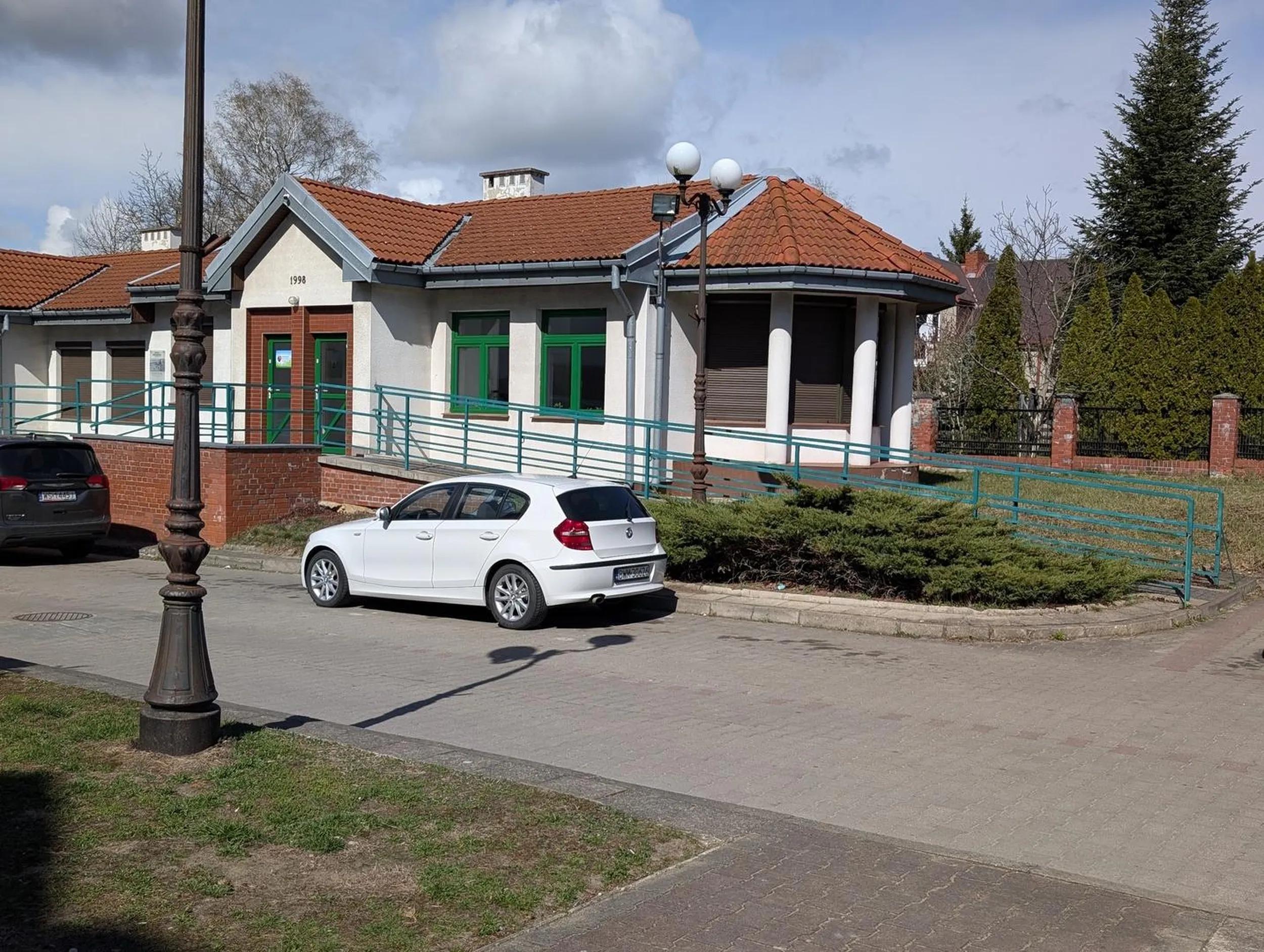 1 samochód, -2 miejsca parkingowe