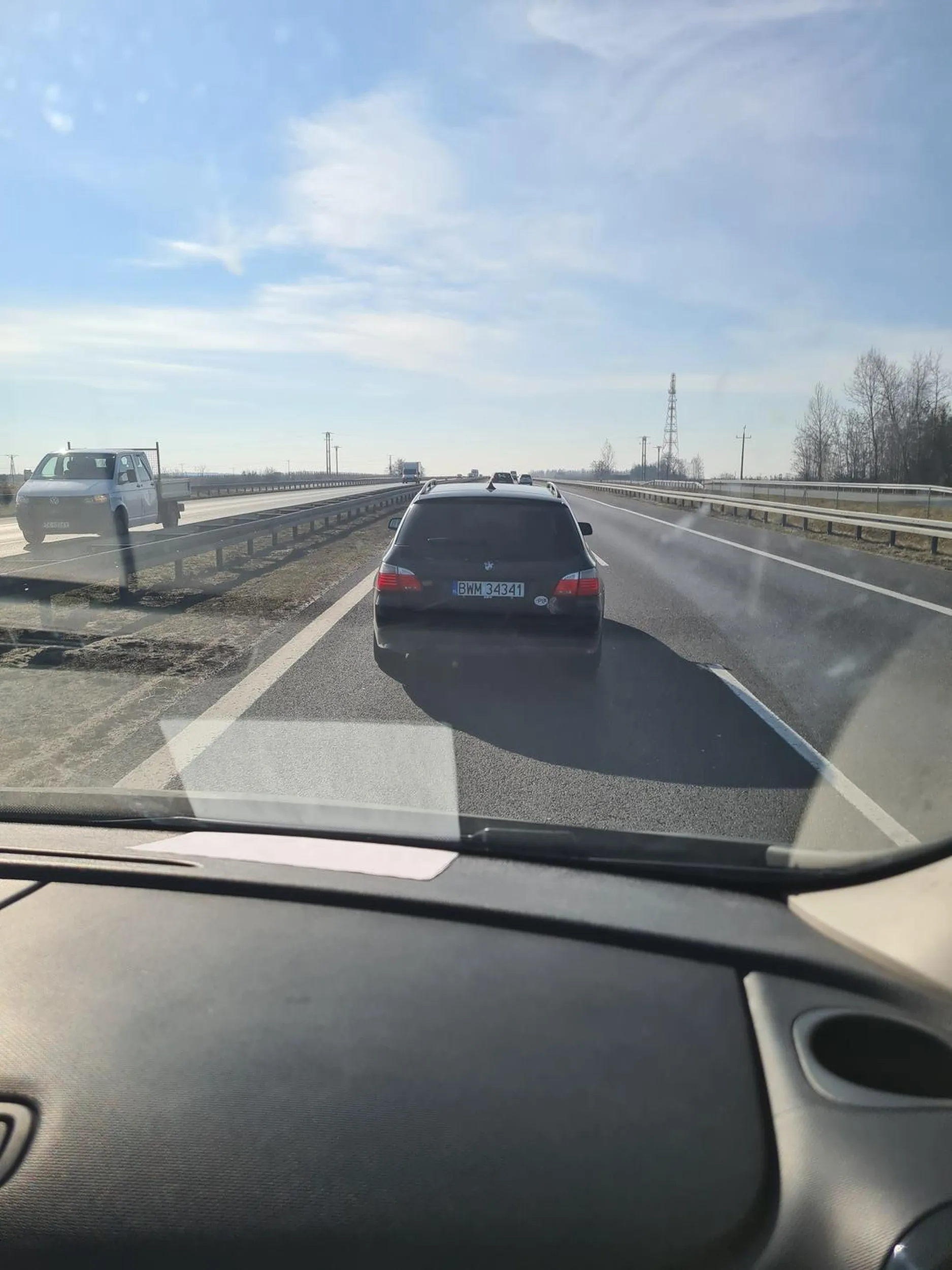 Blokuje lewy pas, chamuje złośliwie