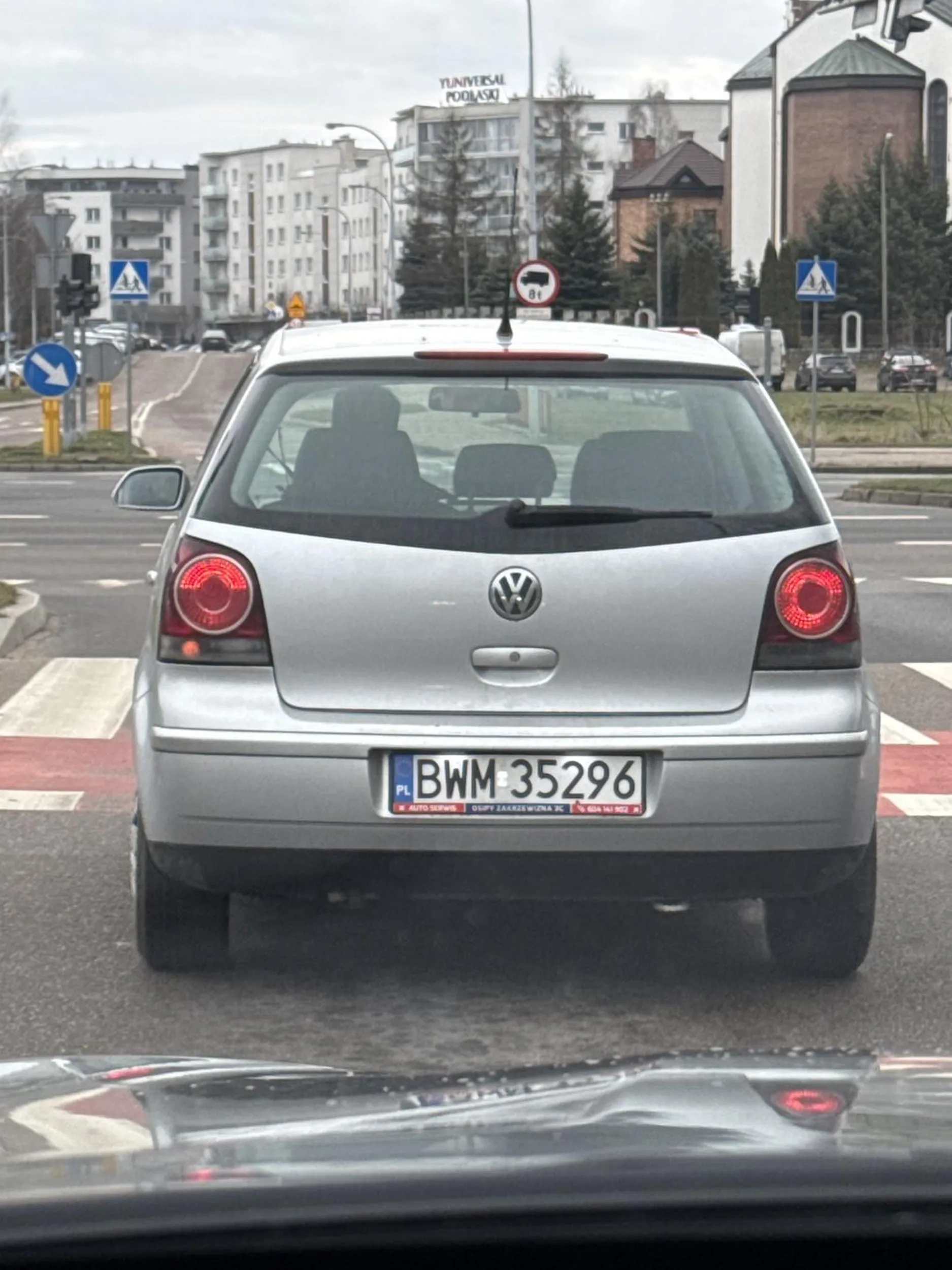 nieprzepisowa jazda używając telefon za kierownicą